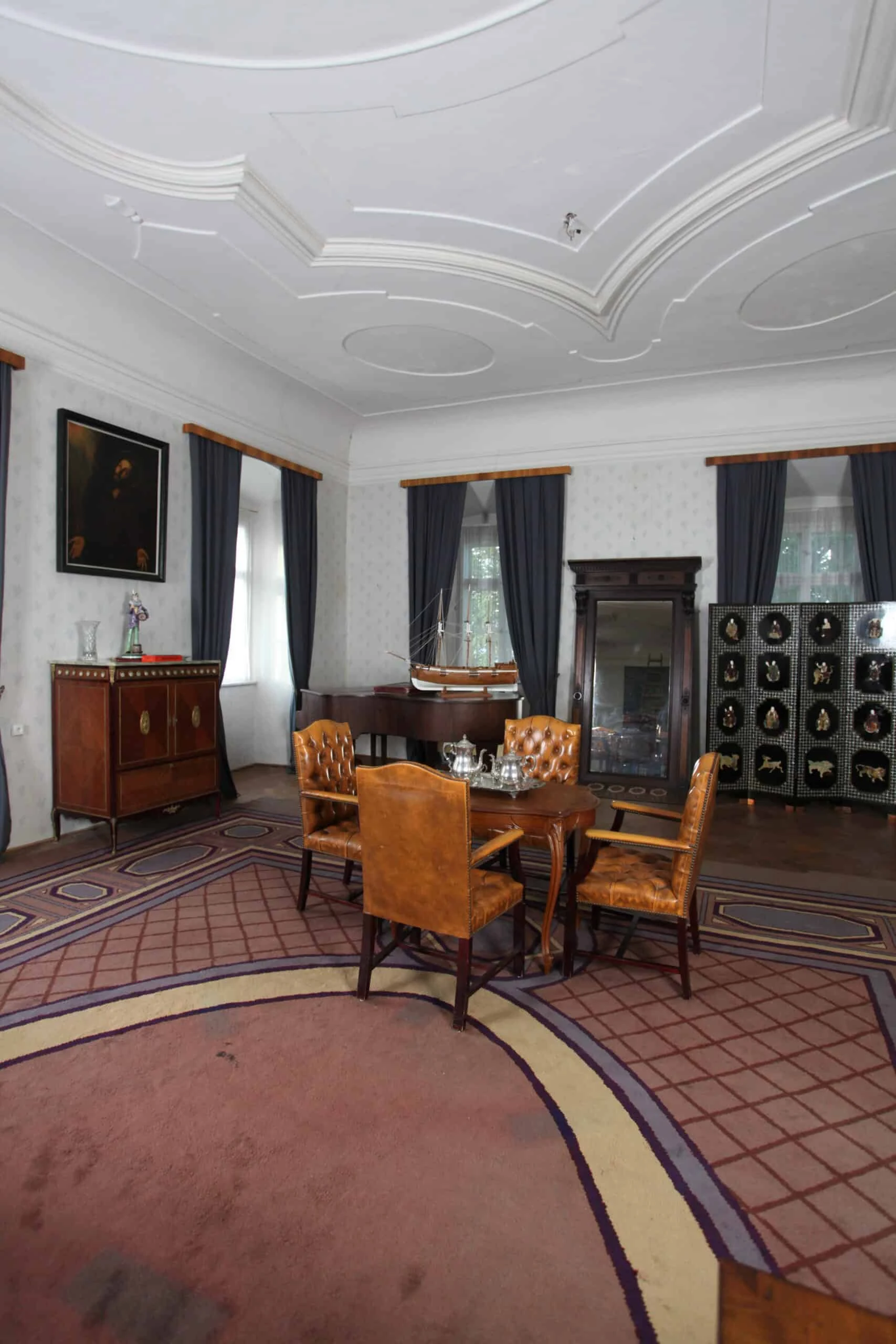 Starožitný dubový stolek s laními nohami