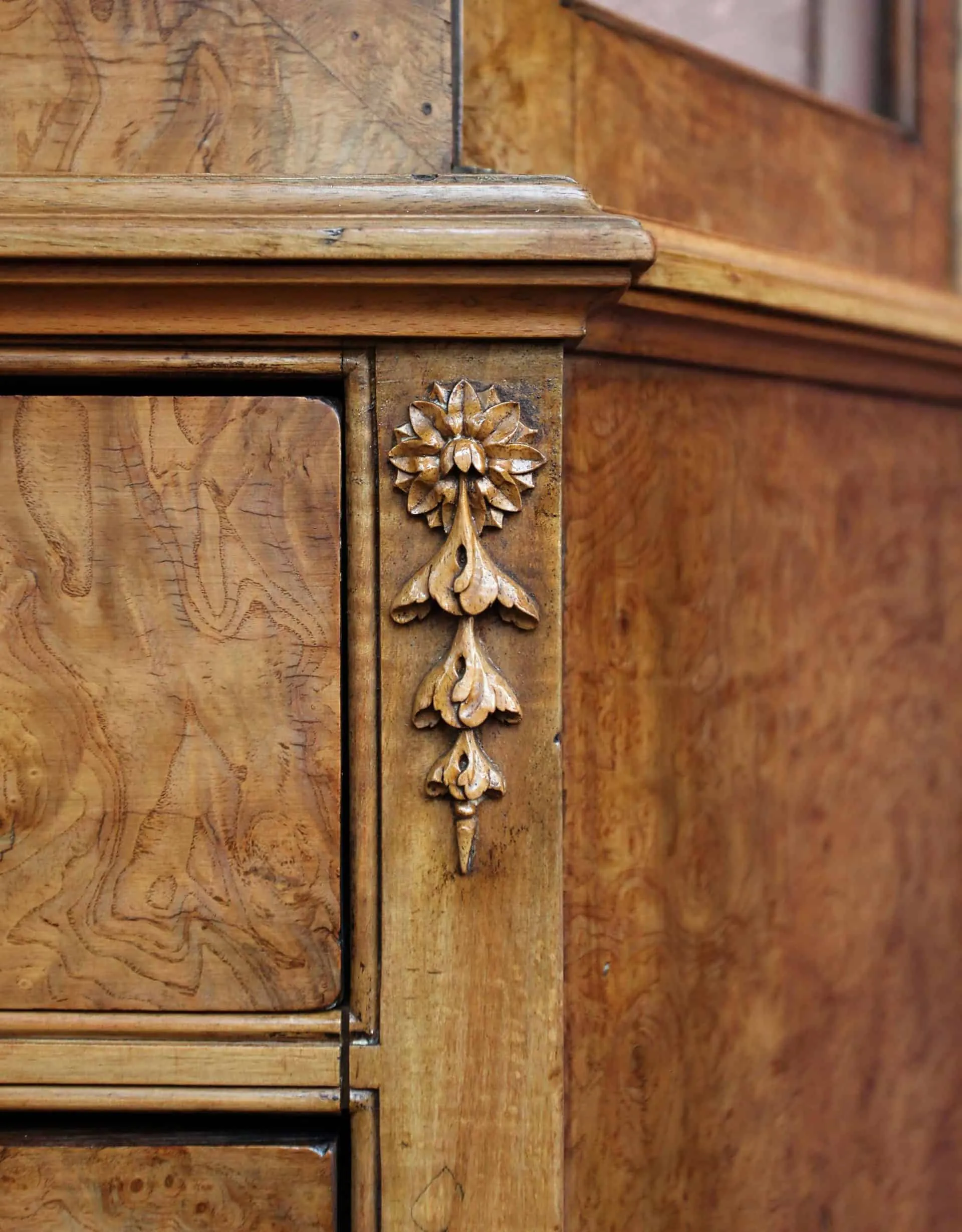 Holandská vitrína z 19. století. Kořenice