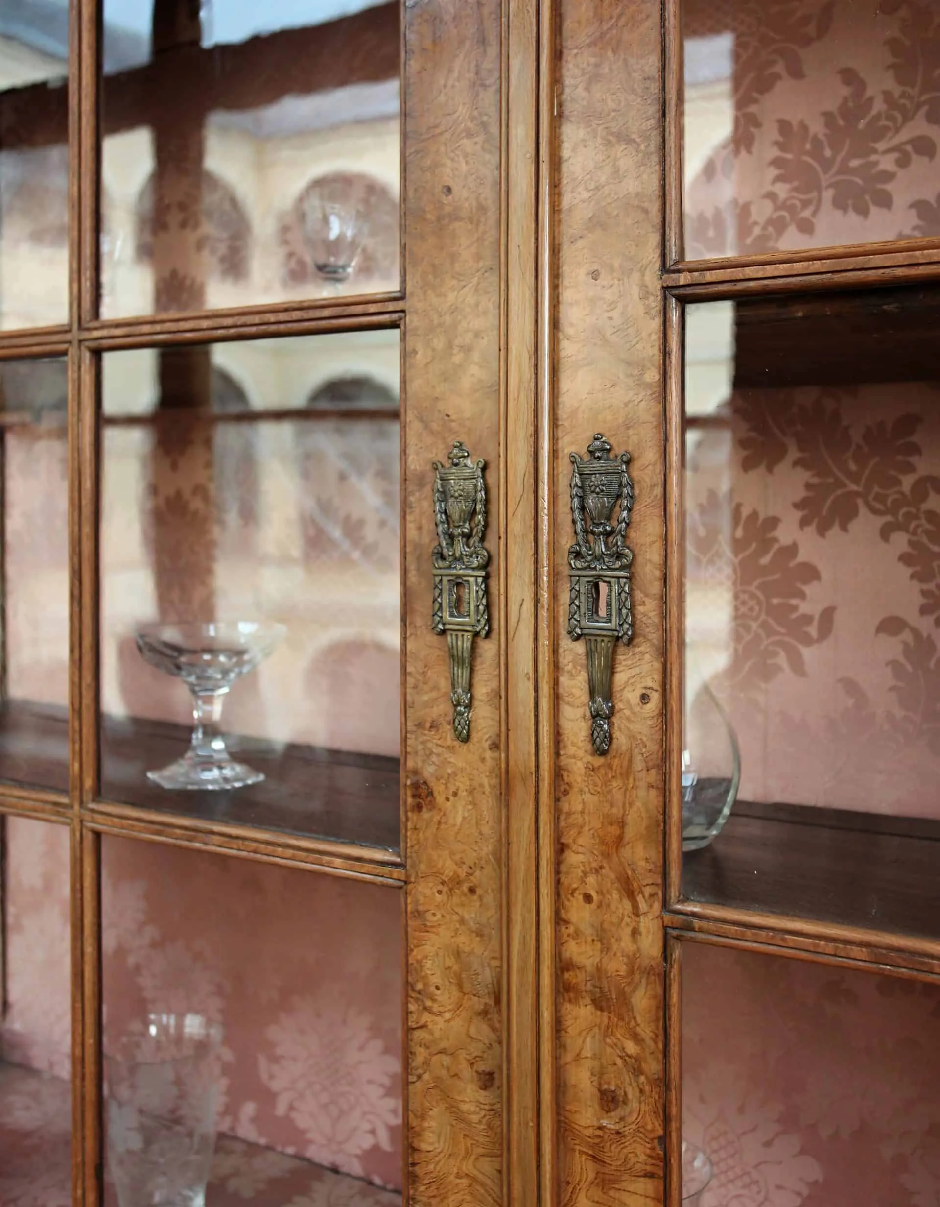 Holandská vitrína z 19. století. Kořenice