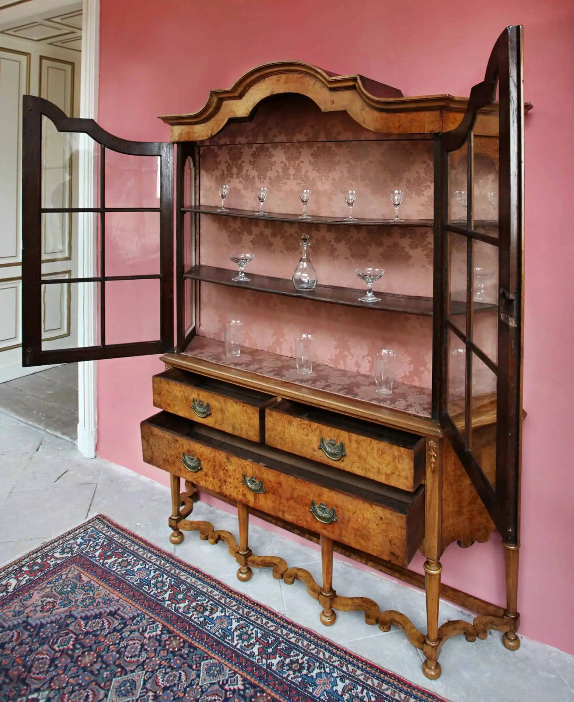 Holandská vitrína z 19. století. Kořenice