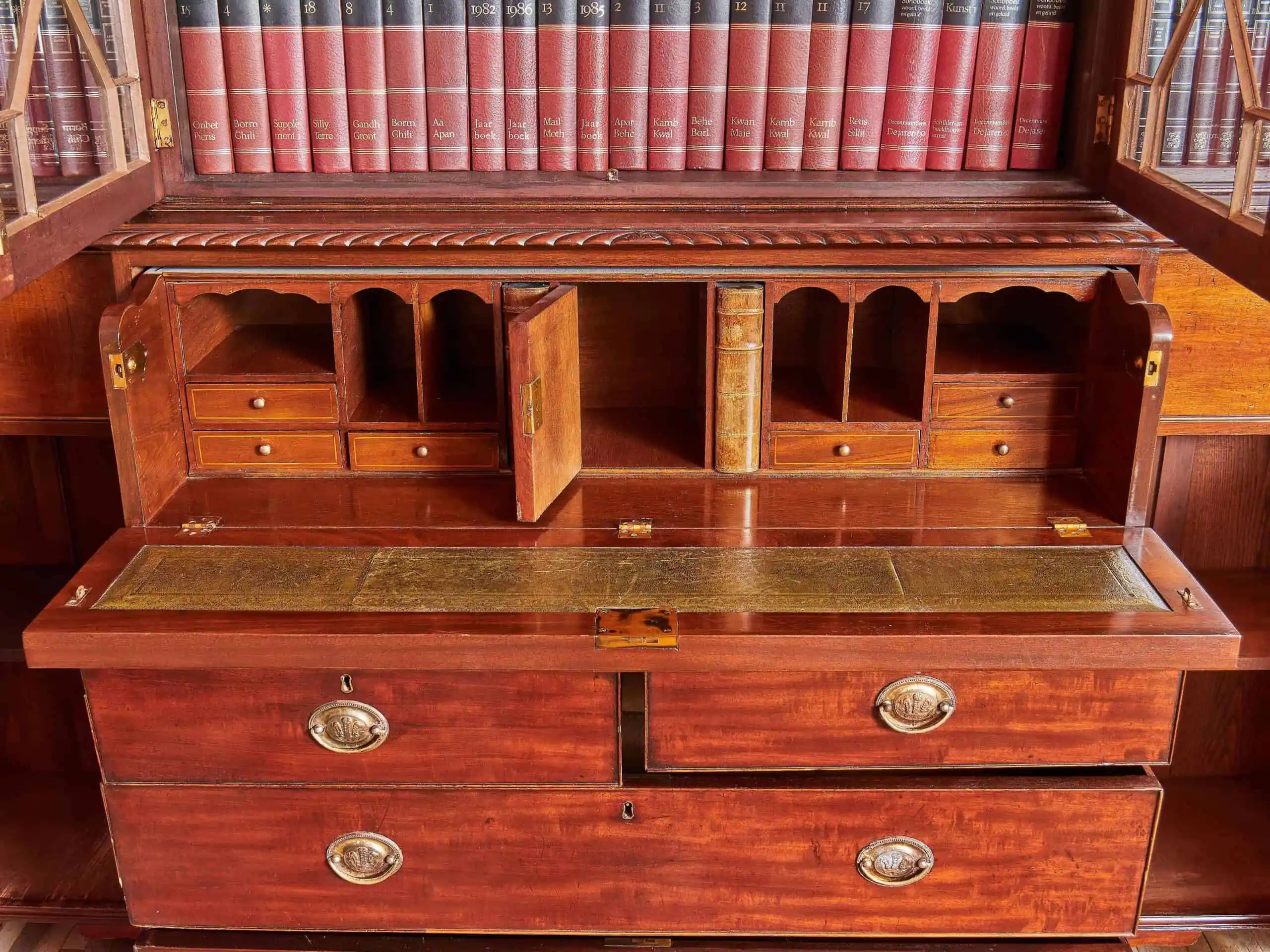 Starožitná Anglická knihovna se sekretářem Regetnství