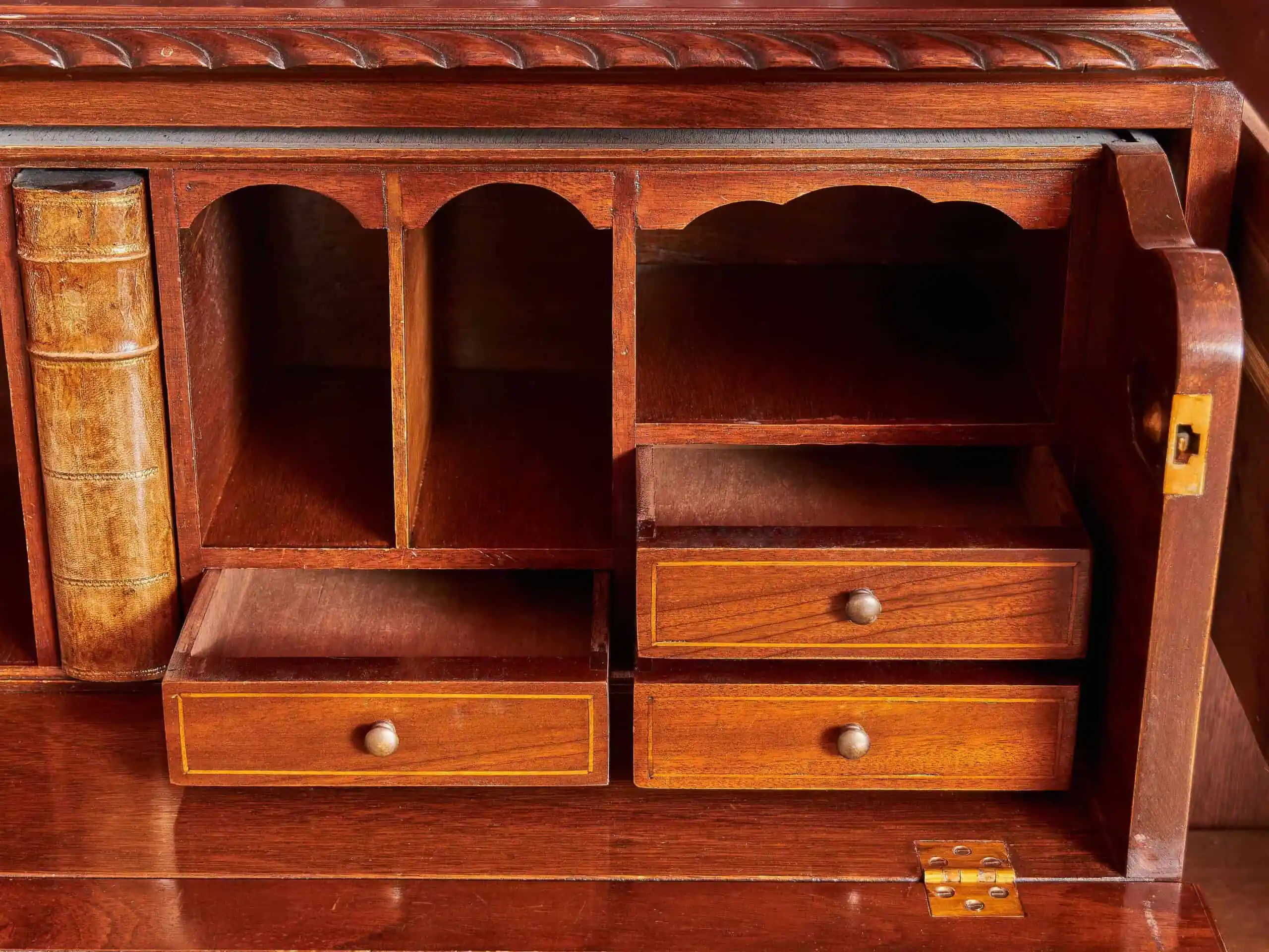 Starožitná Anglická knihovna se sekretářem Regetnství