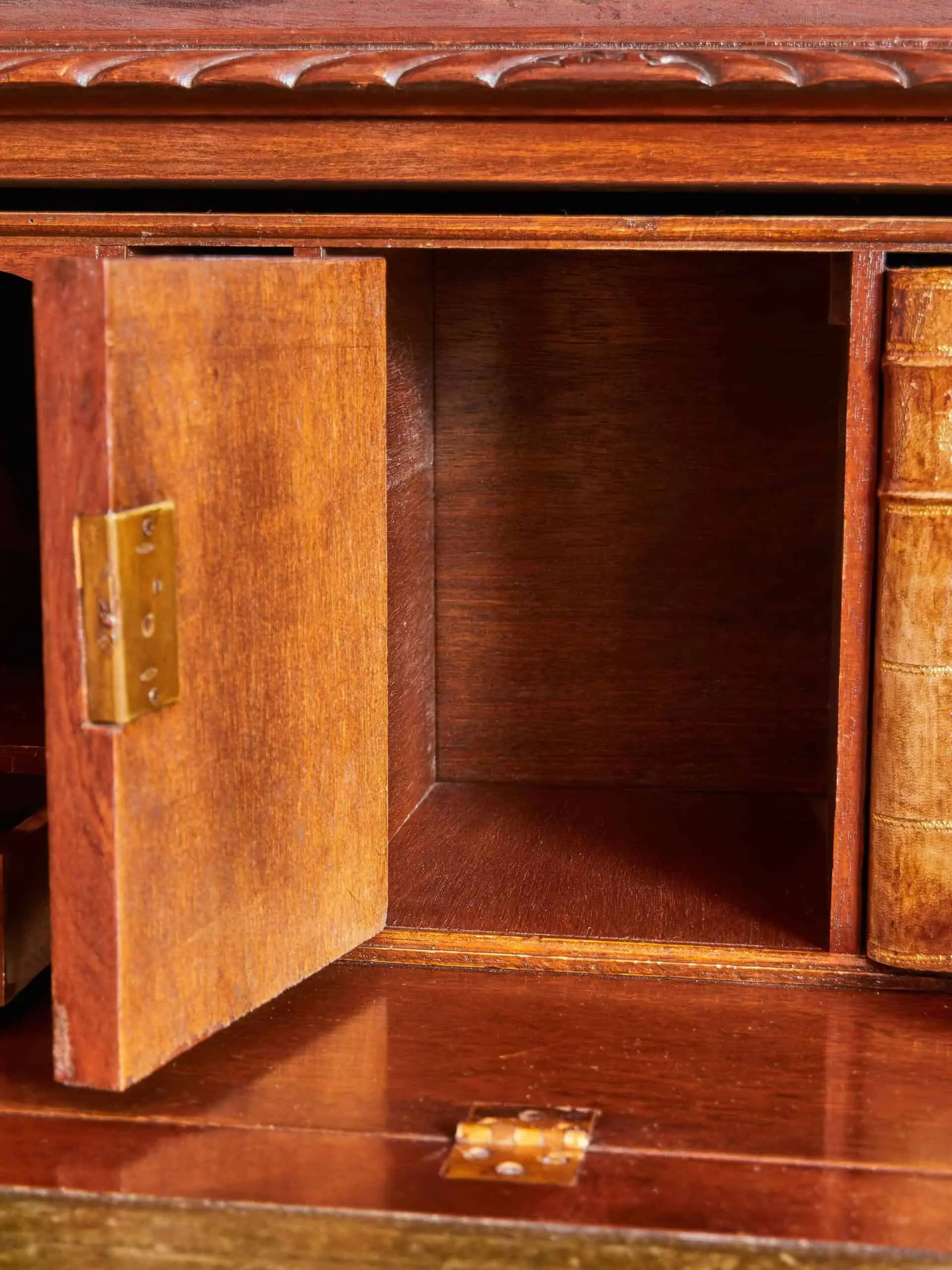 Starožitná Anglická knihovna se sekretářem Regetnství