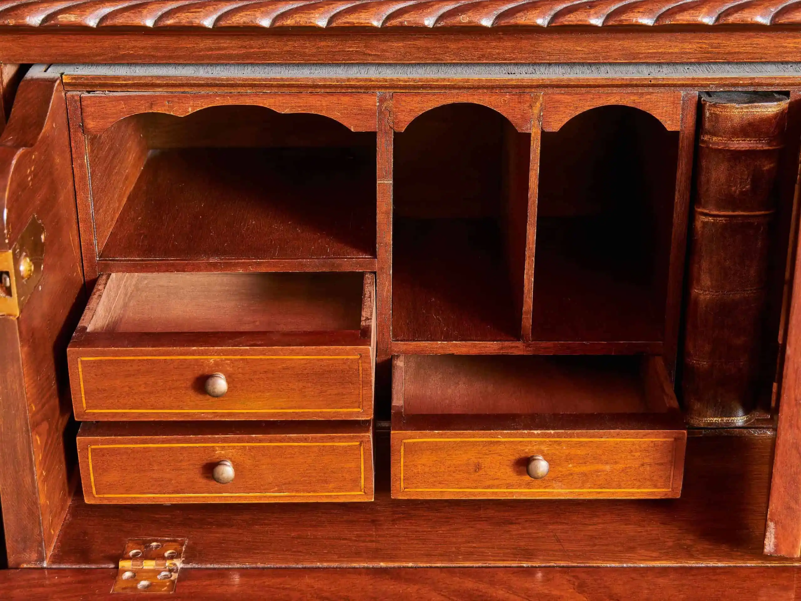 Starožitná Anglická knihovna se sekretářem Regetnství