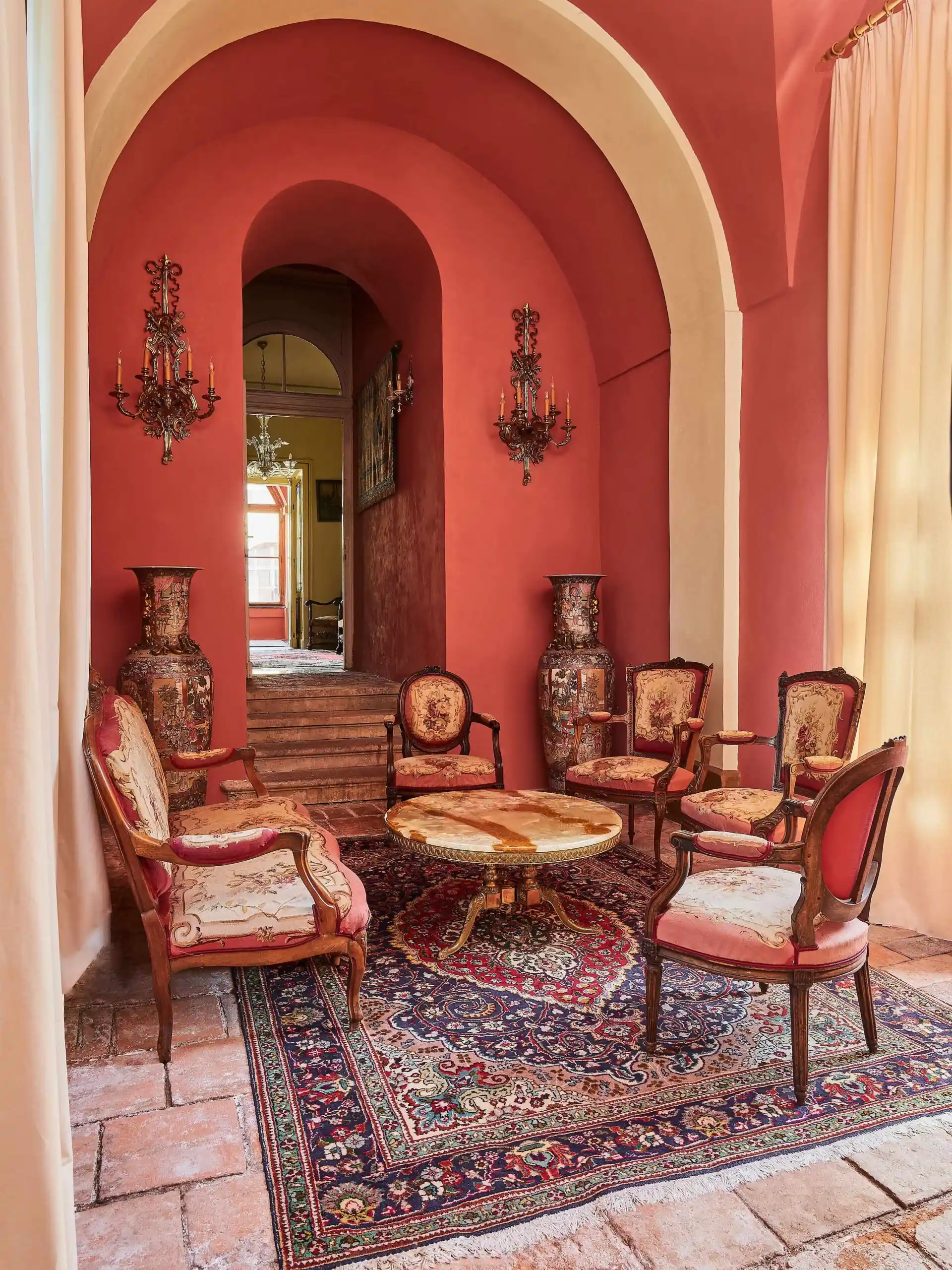 Kruhový konferenční stolek s onyxem