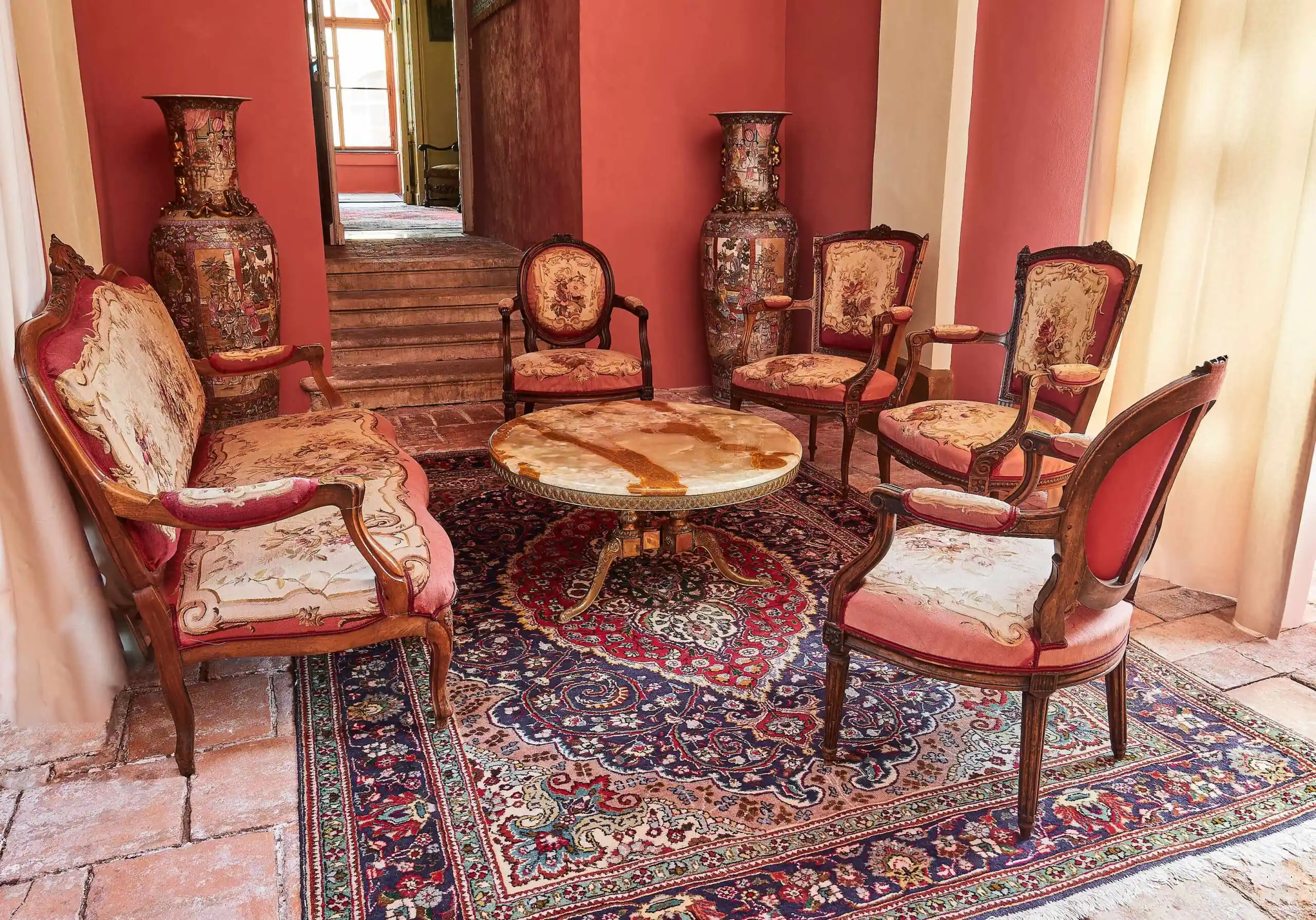 Kruhový konferenční stolek s onyxem