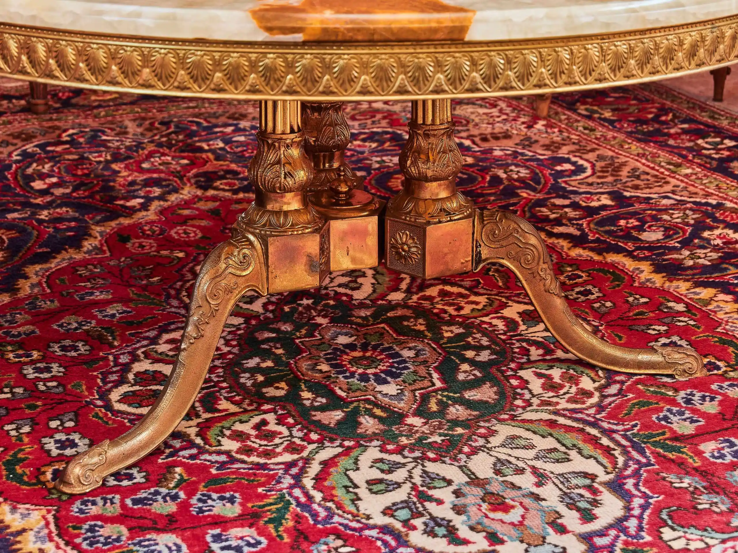 Kruhový konferenční stolek s onyxem