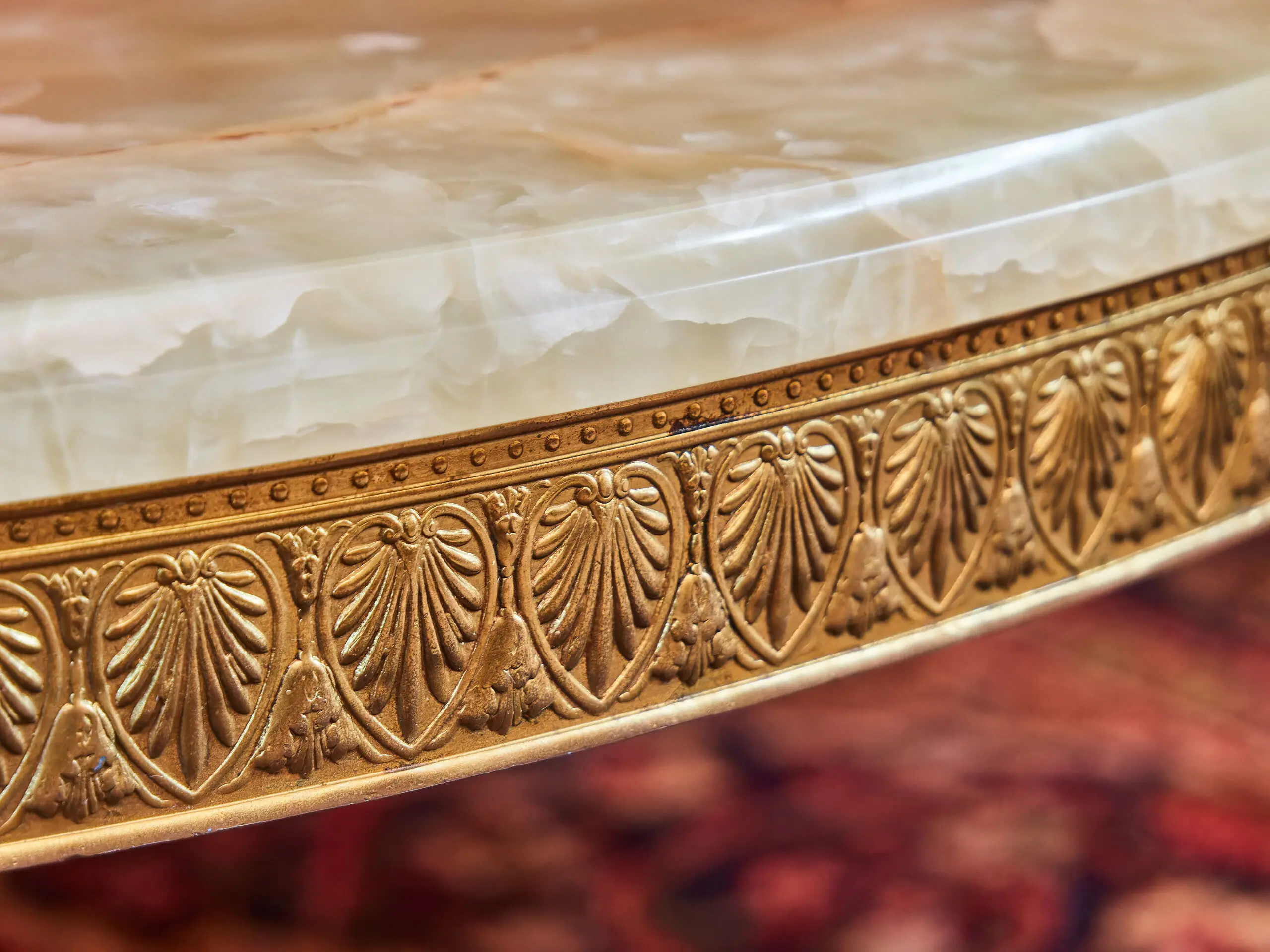 Kruhový konferenční stolek s onyxem