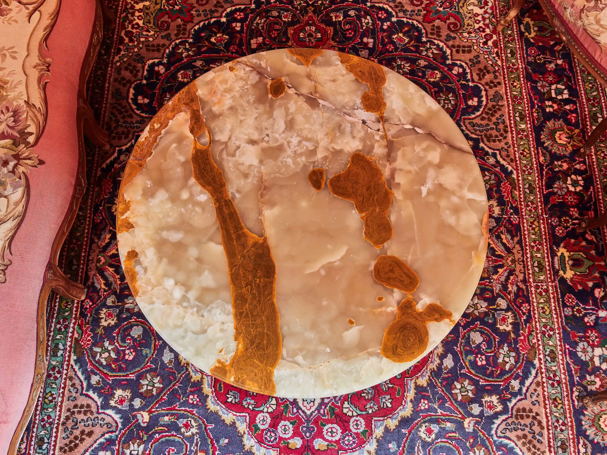 Kruhový konferenční stolek s onyxem