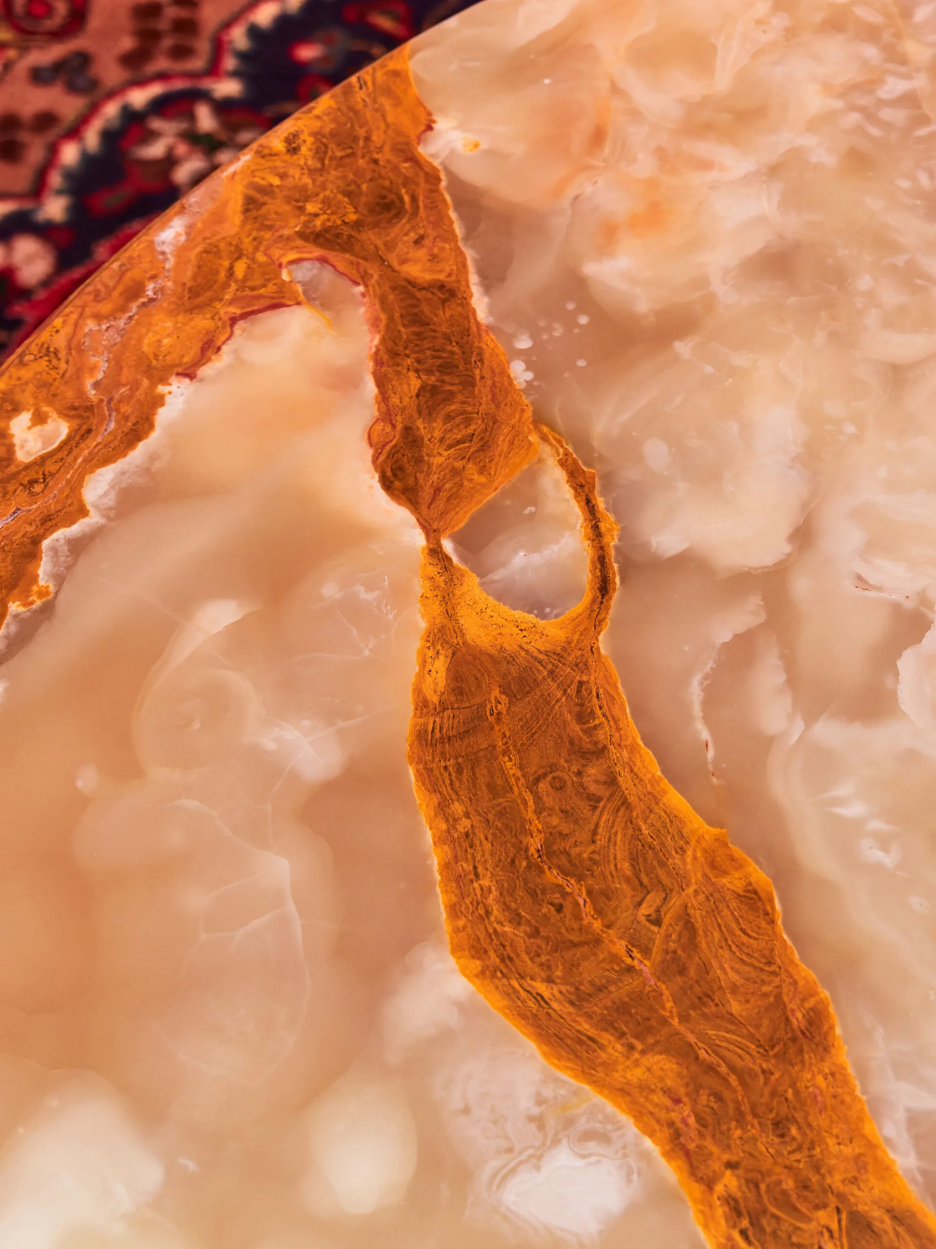 Kruhový konferenční stolek s onyxem