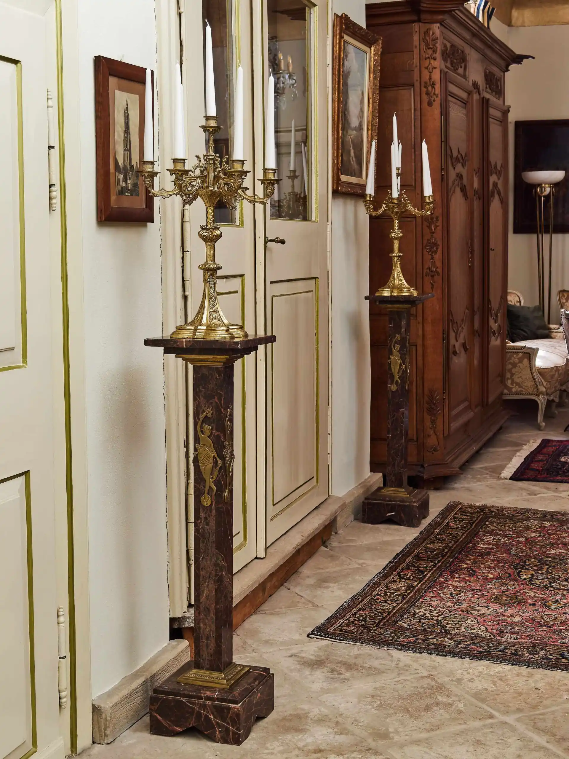 Párové podstavce z červeného mramoru s mosaznými aplikacemi v empírovém stylu