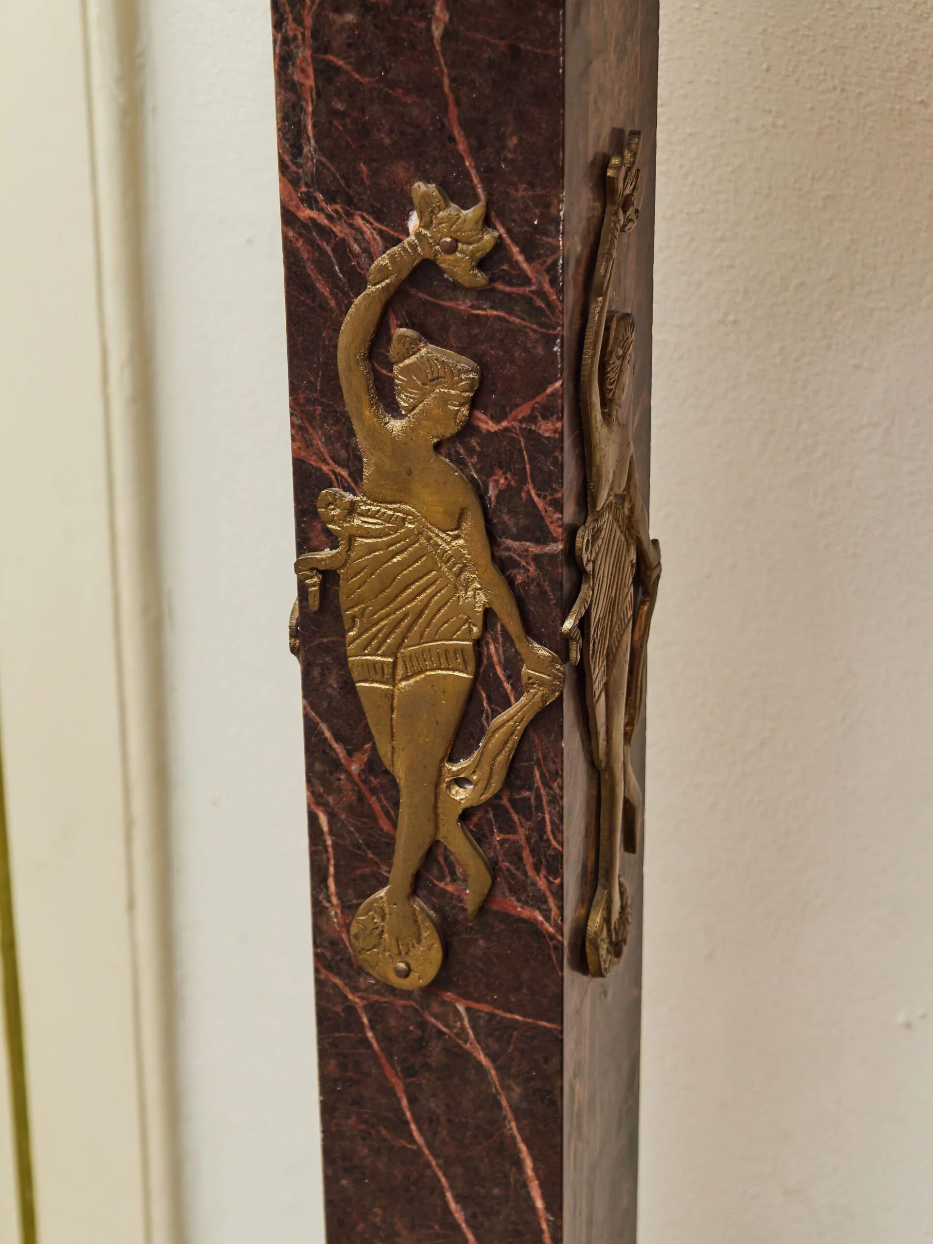 Párové podstavce z červeného mramoru s mosaznými aplikacemi v empírovém stylu