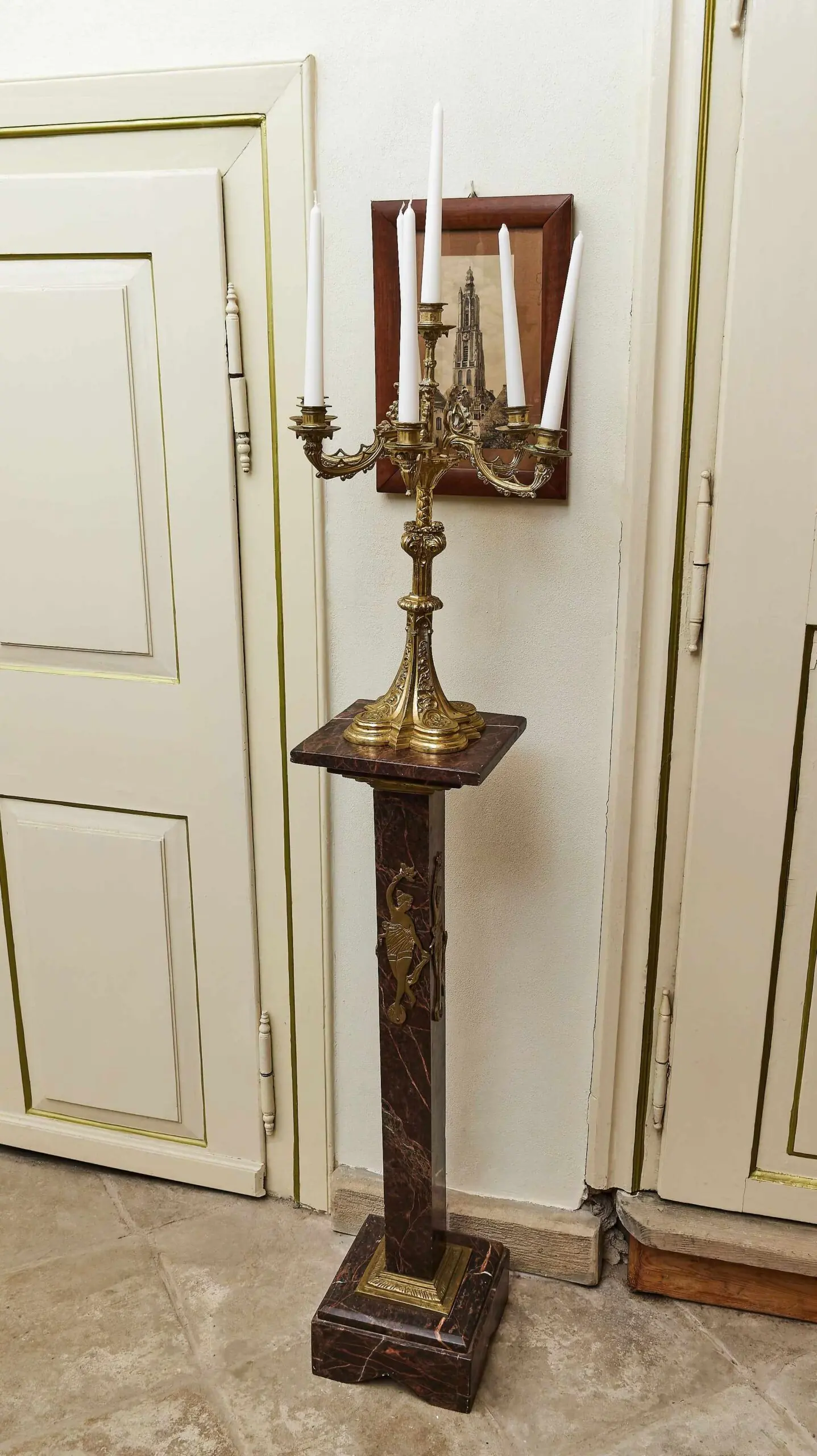 Párové podstavce z červeného mramoru s mosaznými aplikacemi v empírovém stylu