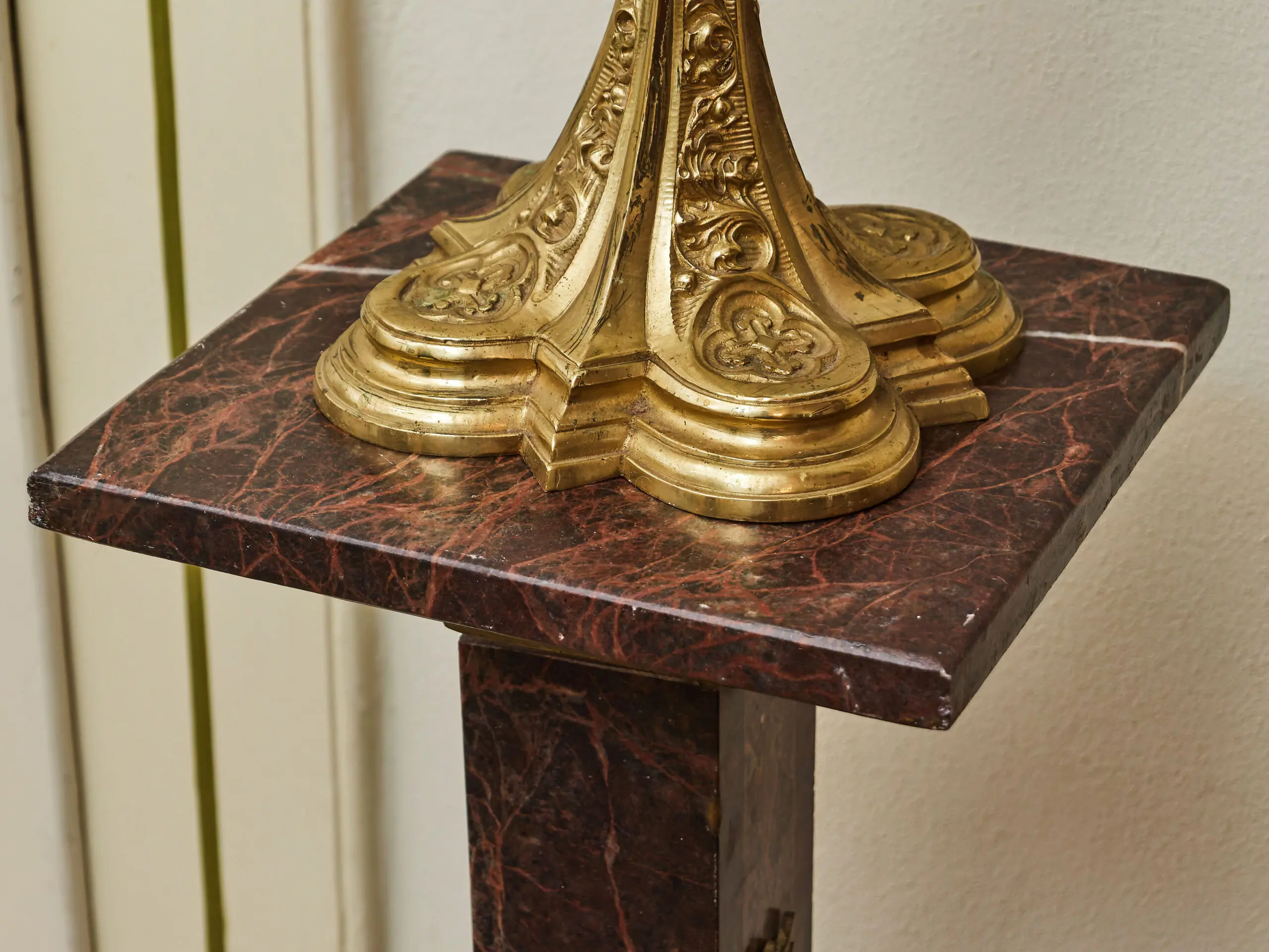 Párové podstavce z červeného mramoru s mosaznými aplikacemi v empírovém stylu