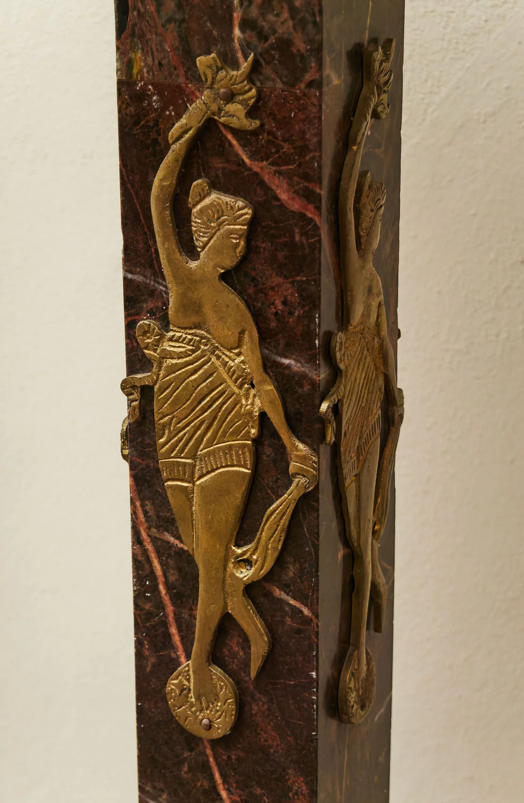 Párové podstavce z červeného mramoru s mosaznými aplikacemi v empírovém stylu