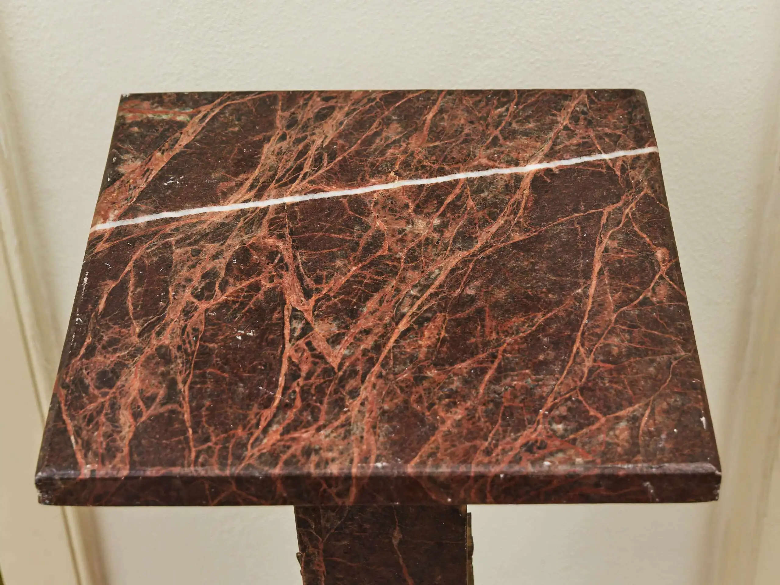 Párové podstavce z červeného mramoru s mosaznými aplikacemi v empírovém stylu