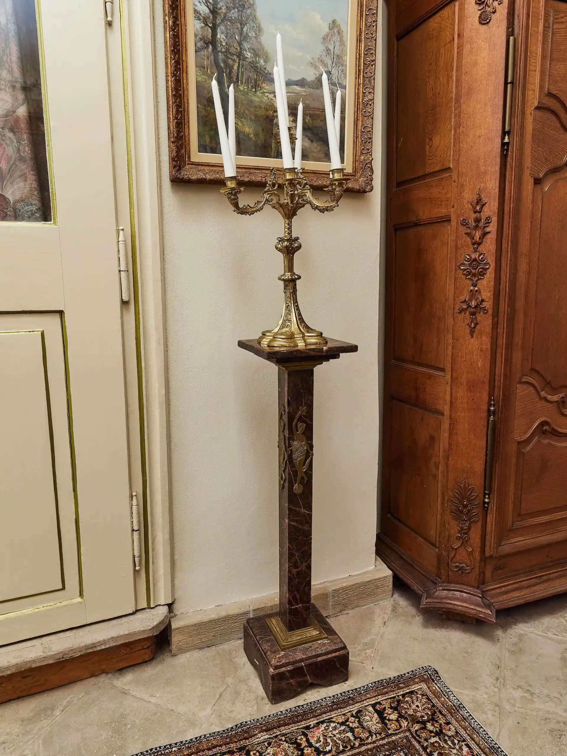 Párové podstavce z červeného mramoru s mosaznými aplikacemi v empírovém stylu