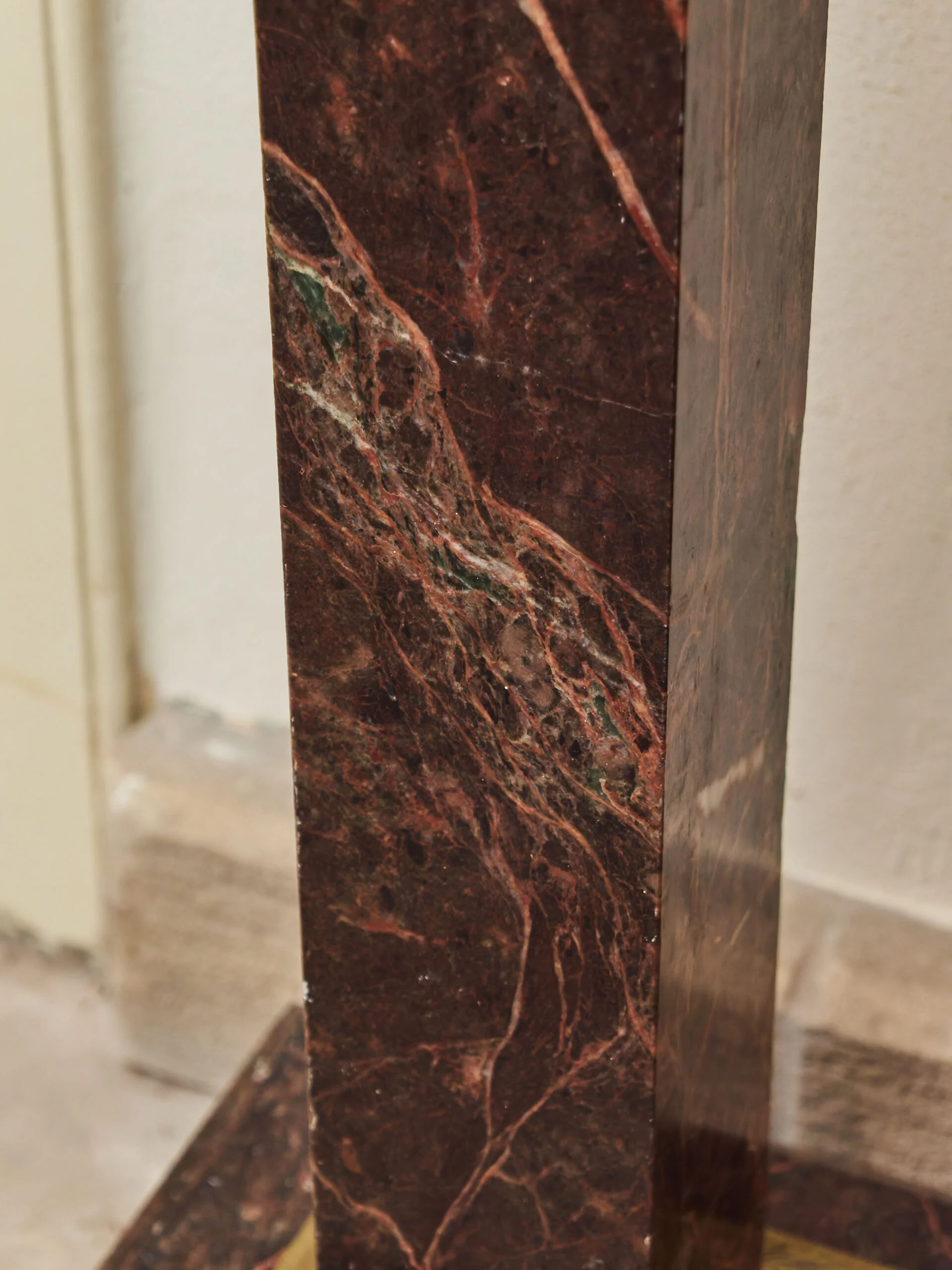 Párové podstavce z červeného mramoru s mosaznými aplikacemi v empírovém stylu