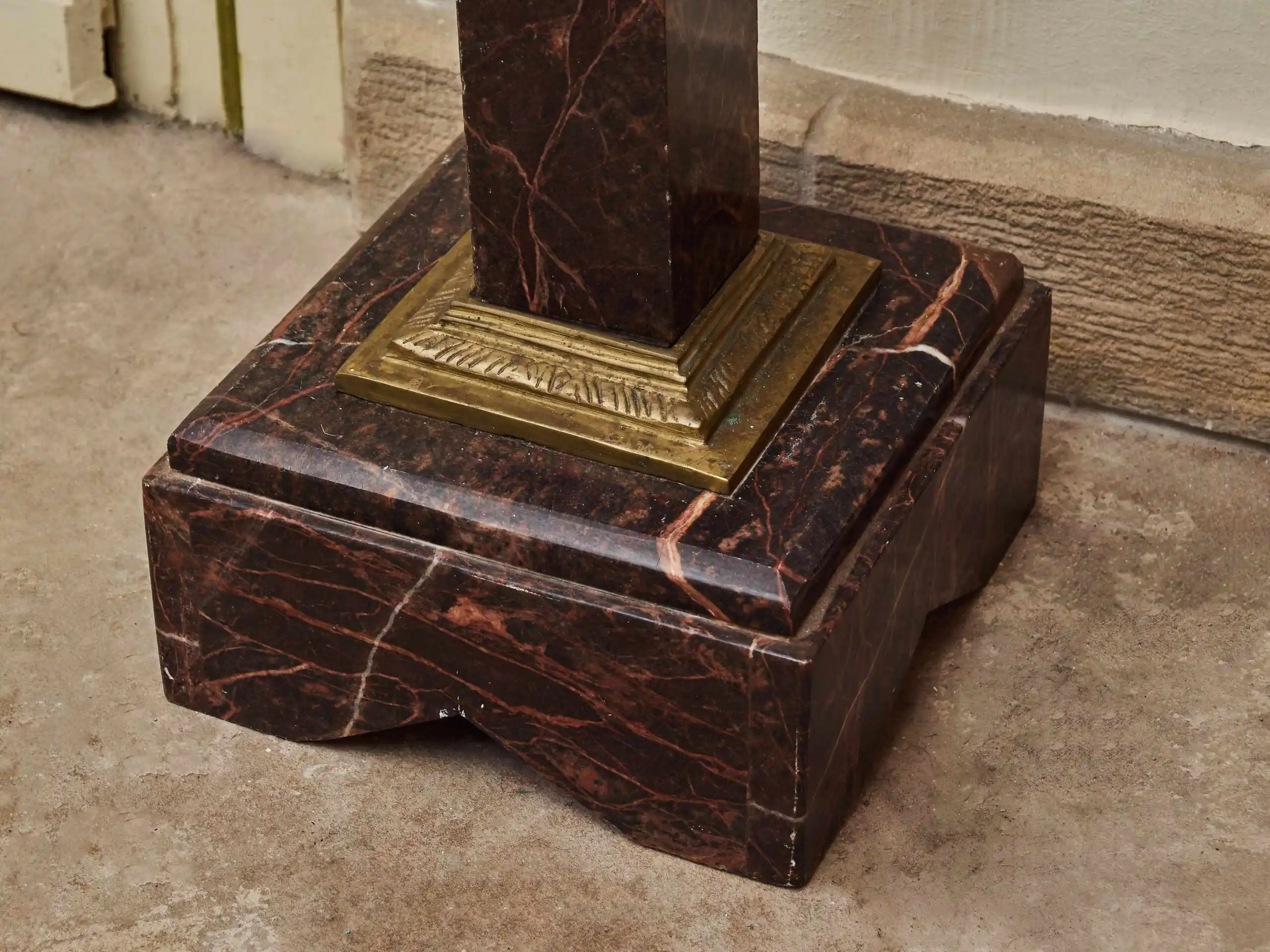Párové podstavce z červeného mramoru s mosaznými aplikacemi v empírovém stylu