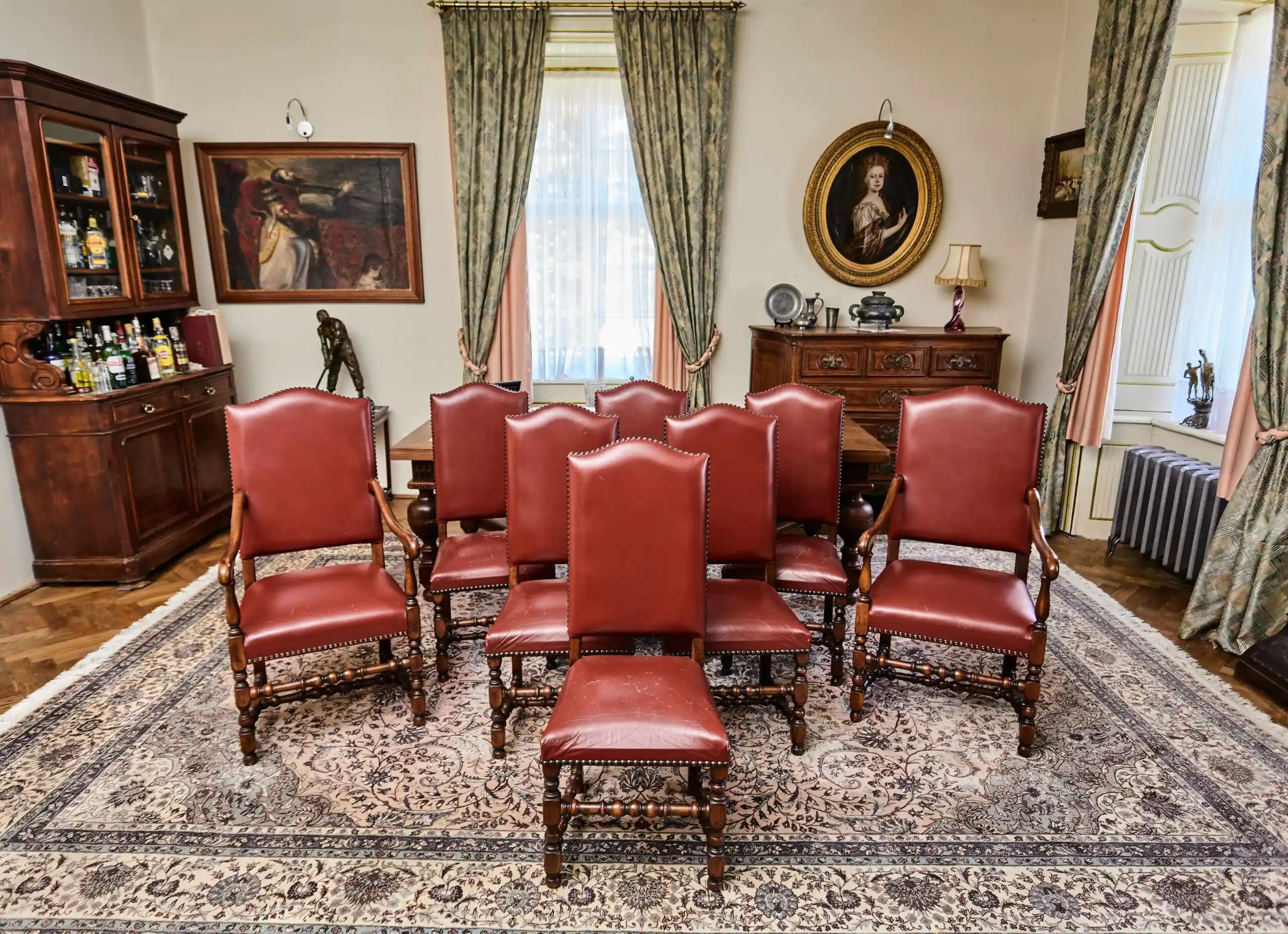 Sada 8 historických židlí ve stylu Ludvíka XIII. – masivní dub a červená kůže