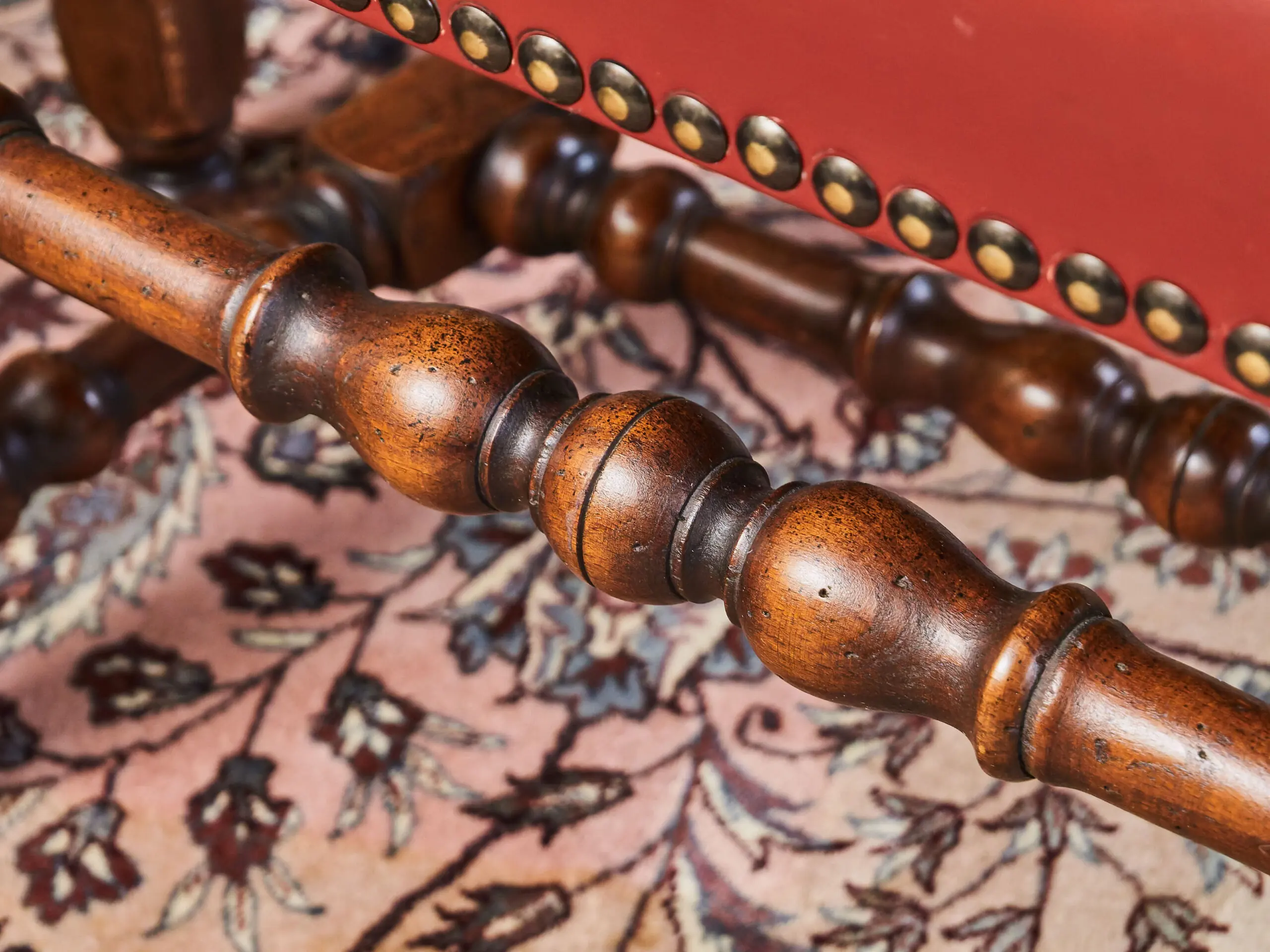 Sada 8 historických židlí ve stylu Ludvíka XIII. – masivní dub a červená kůže