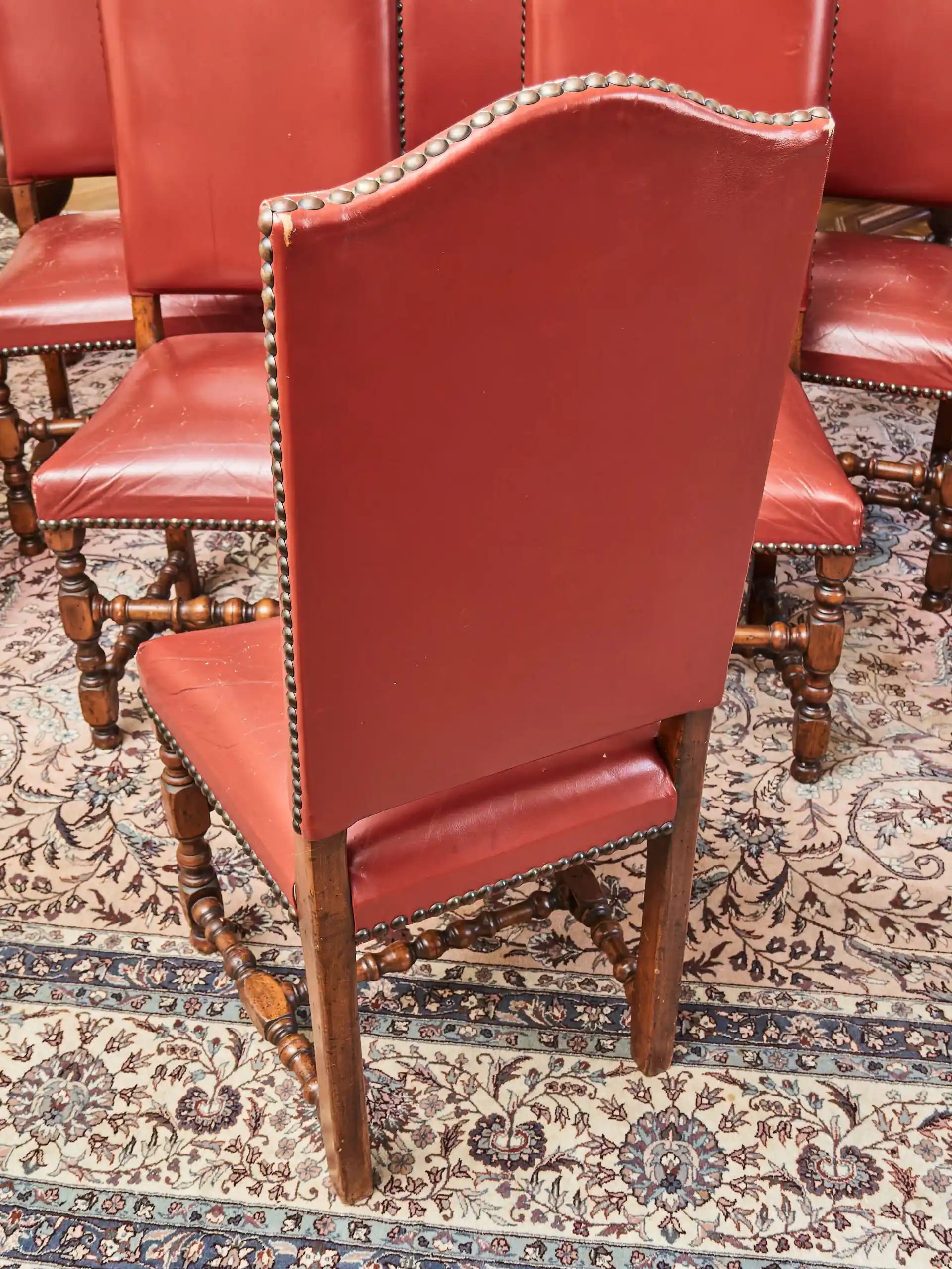 Sada 8 historických židlí ve stylu Ludvíka XIII. – masivní dub a červená kůže