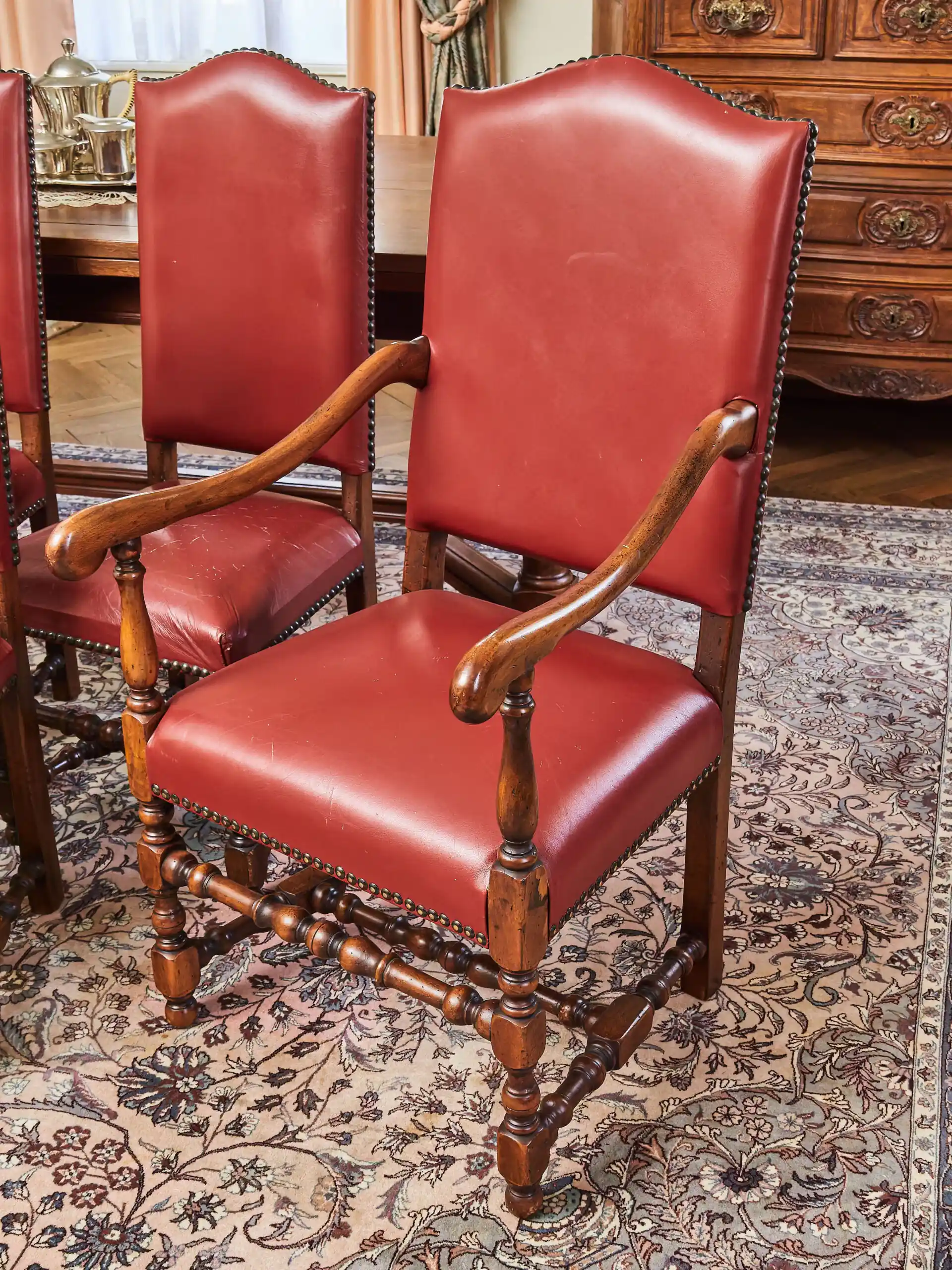 Sada 8 historických židlí ve stylu Ludvíka XIII. – masivní dub a červená kůže