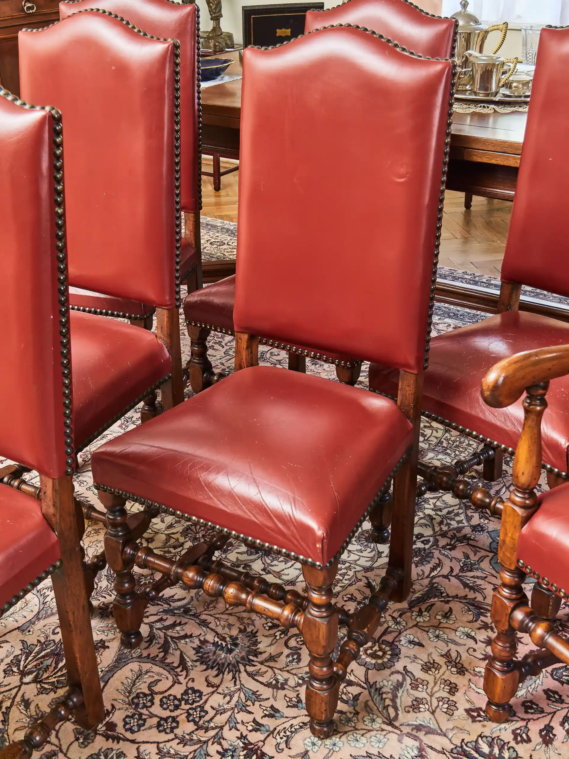 Sada 8 historických židlí ve stylu Ludvíka XIII. – masivní dub a červená kůže