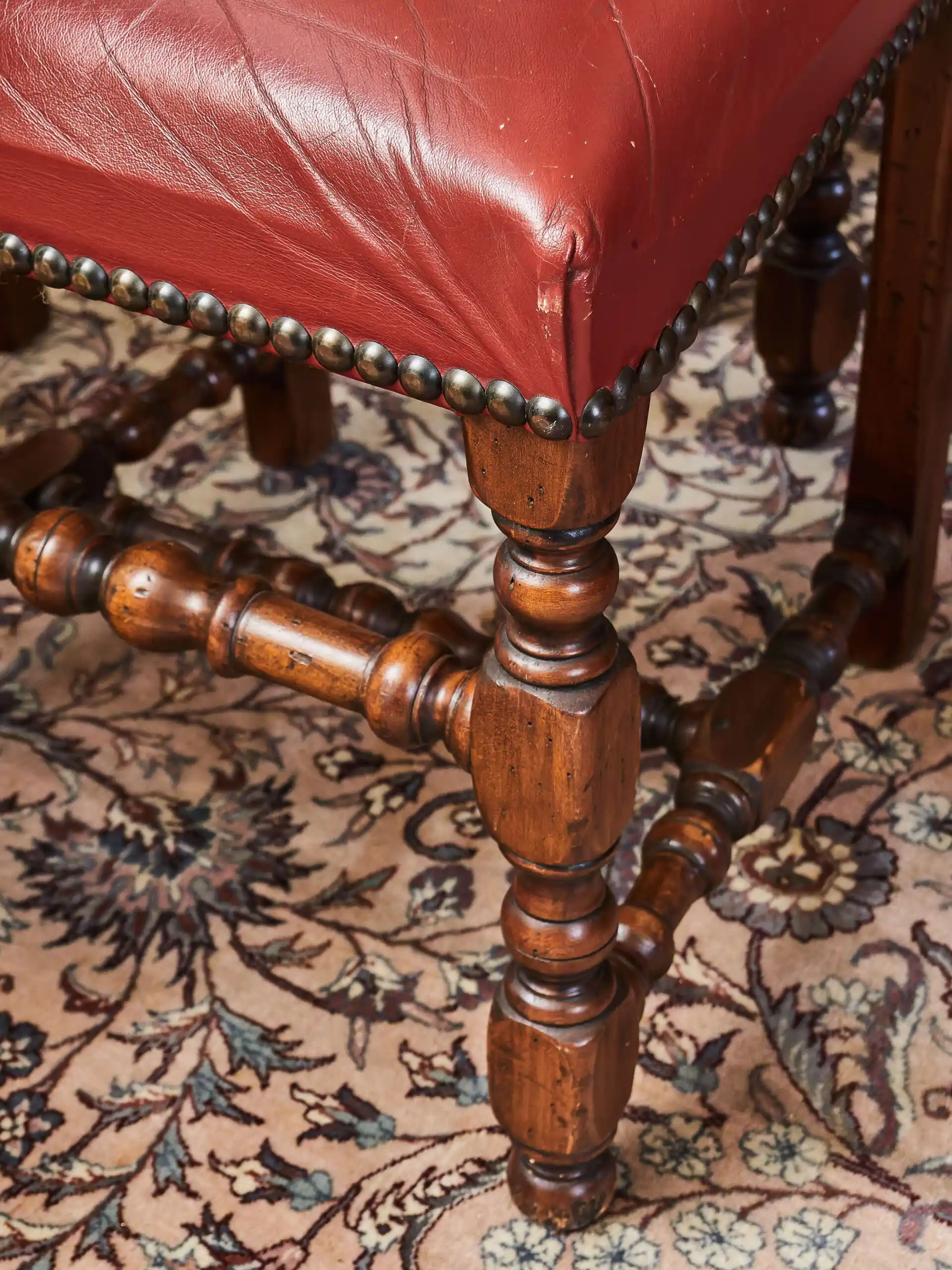 Sada 8 historických židlí ve stylu Ludvíka XIII. – masivní dub a červená kůže