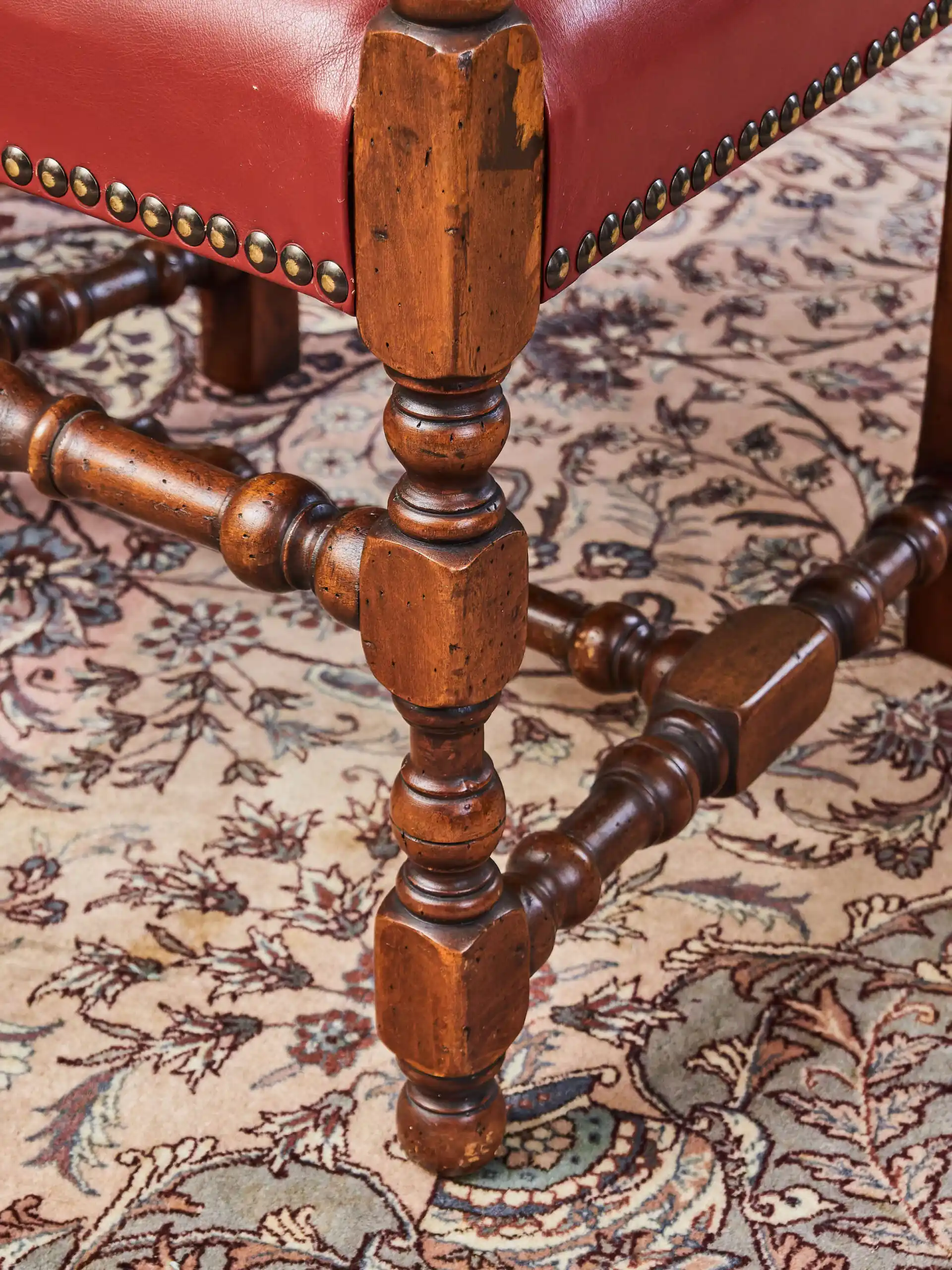 Sada 8 historických židlí ve stylu Ludvíka XIII. – masivní dub a červená kůže