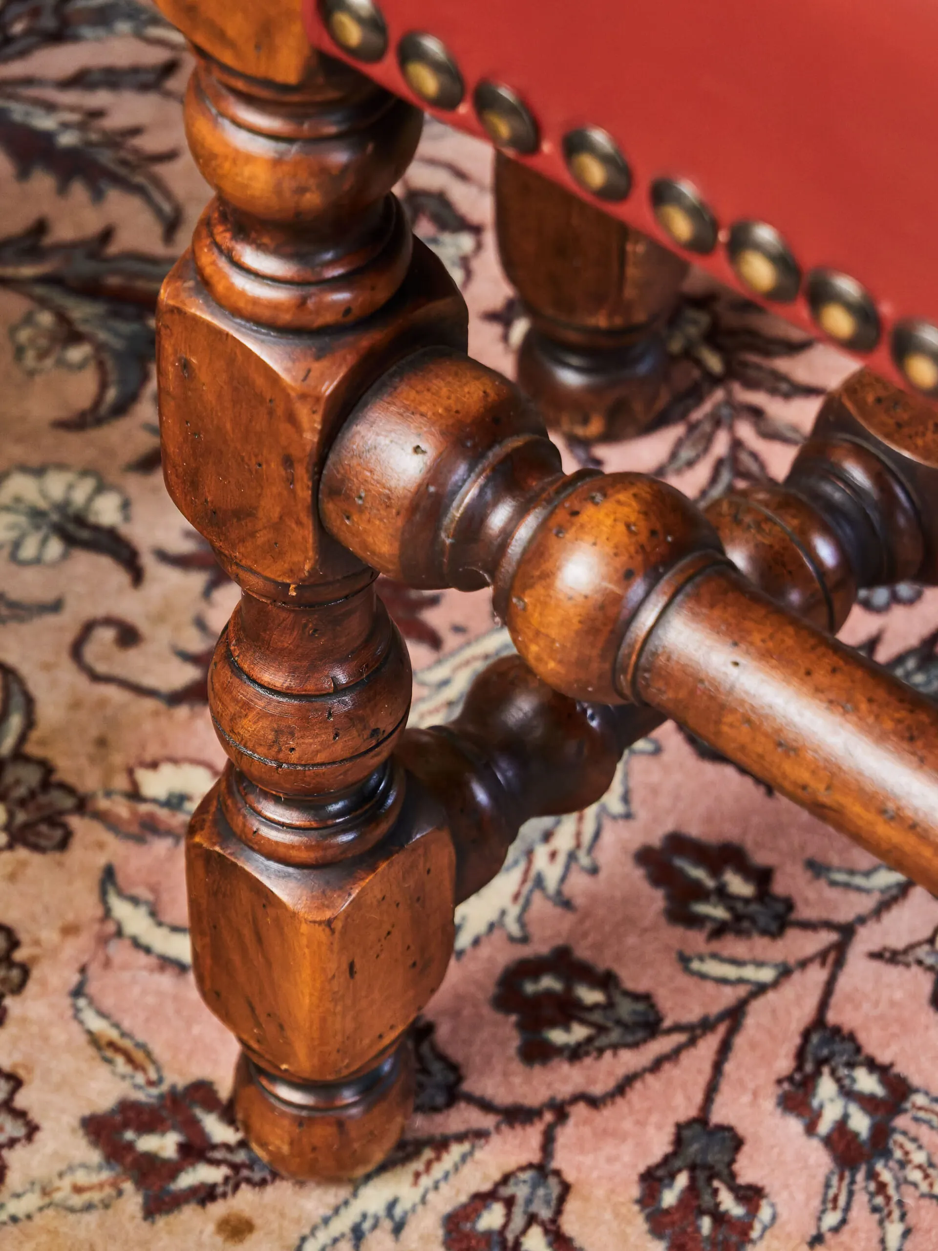 Sada 8 historických židlí ve stylu Ludvíka XIII. – masivní dub a červená kůže