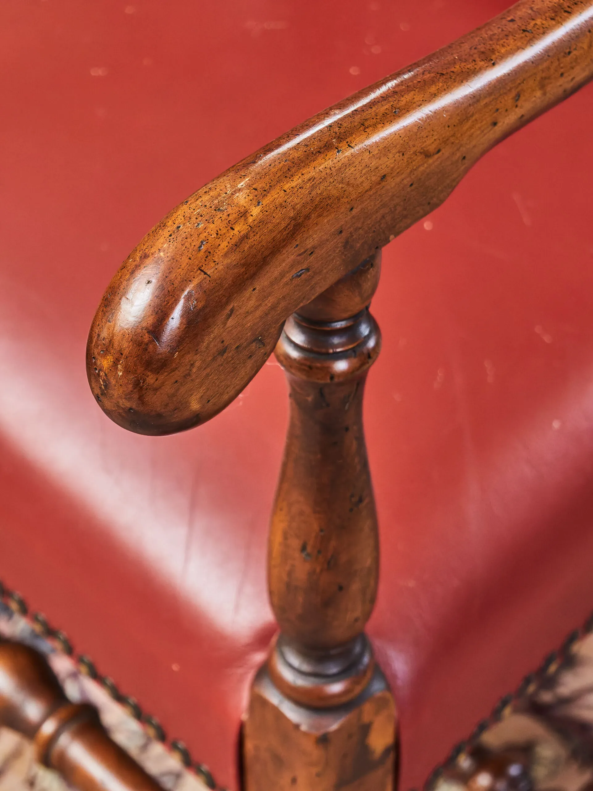 Sada 8 historických židlí ve stylu Ludvíka XIII. – masivní dub a červená kůže