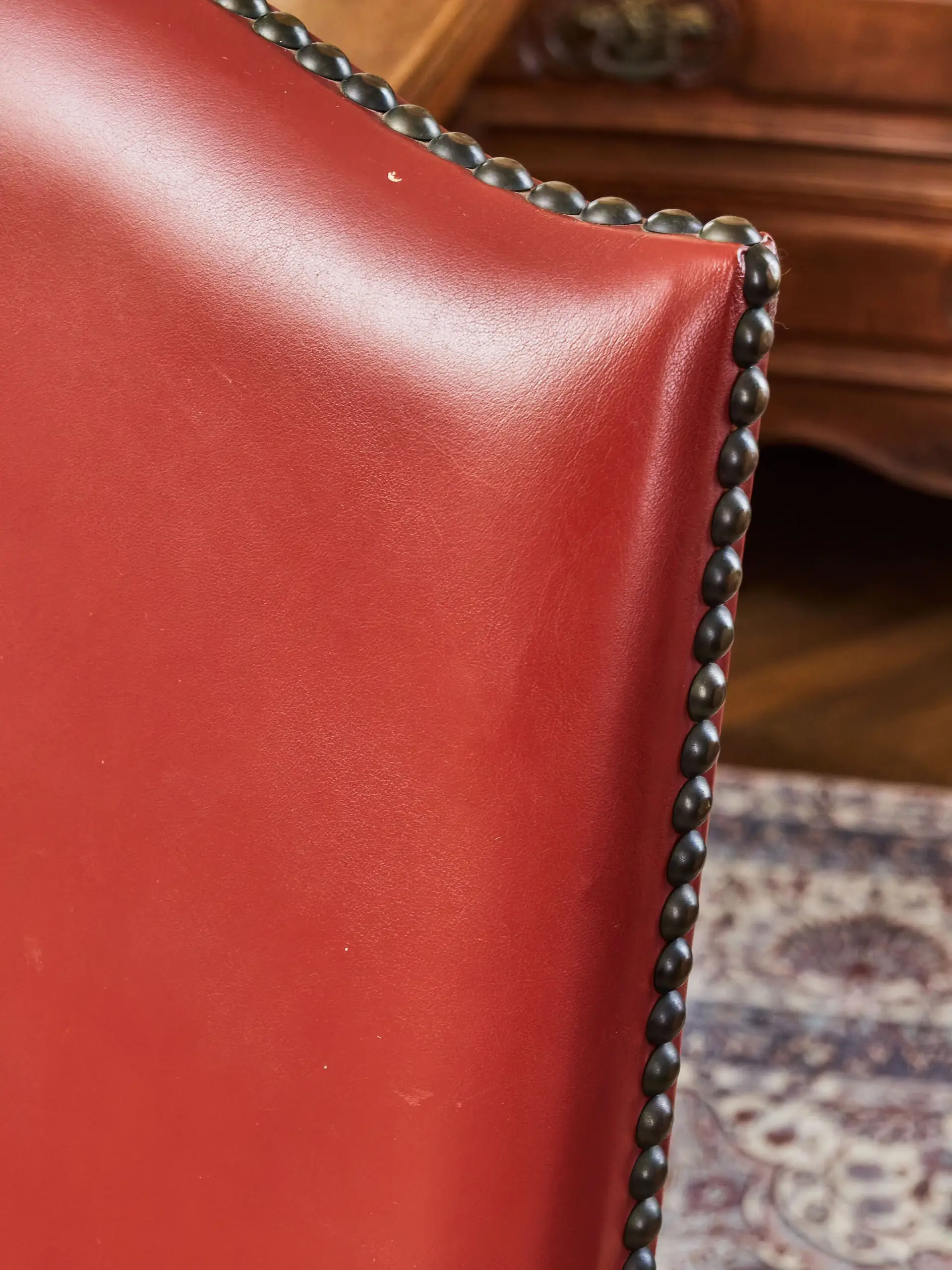 Sada 8 historických židlí ve stylu Ludvíka XIII. – masivní dub a červená kůže