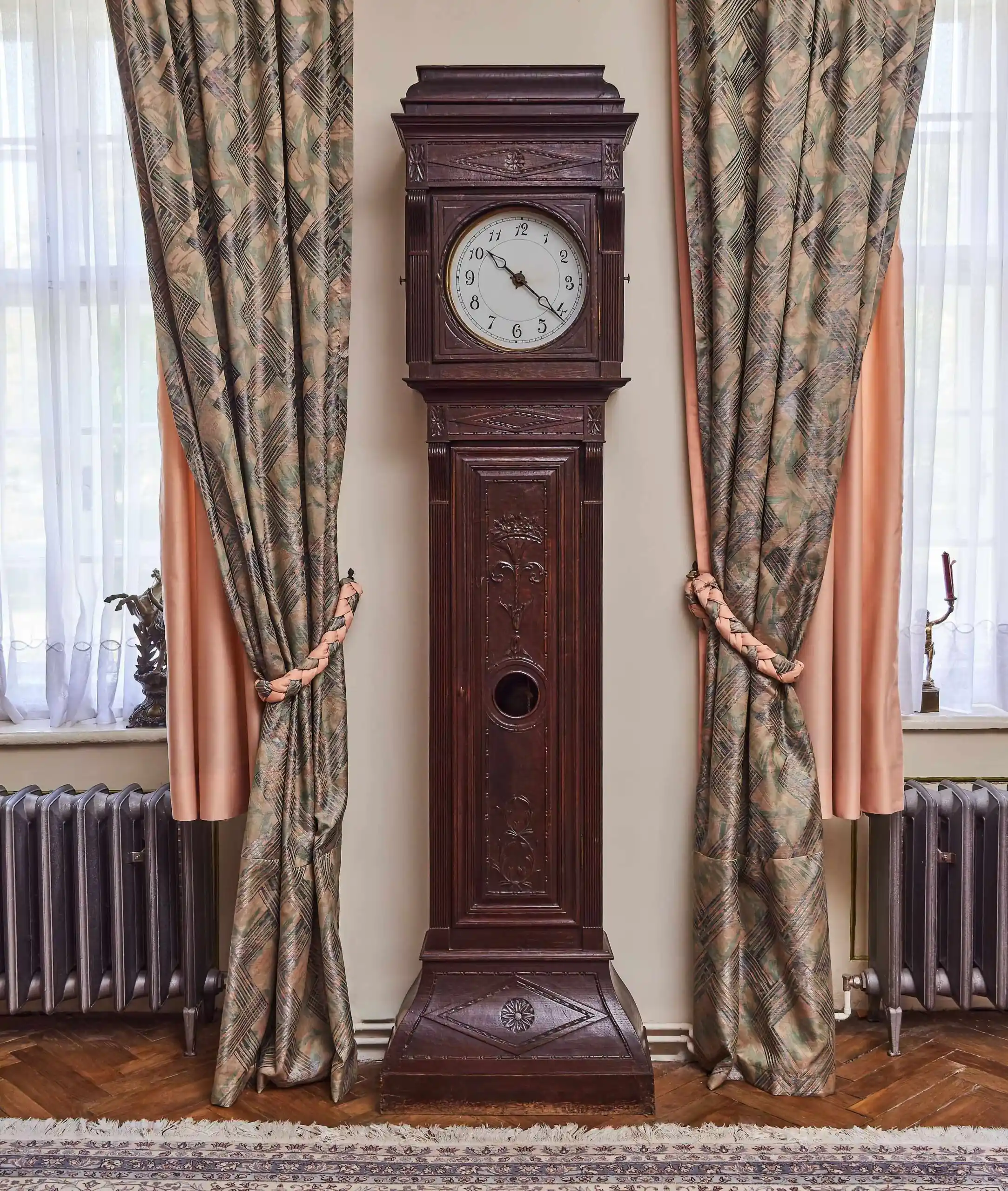 Starožitné podlahové hodiny z 19. století