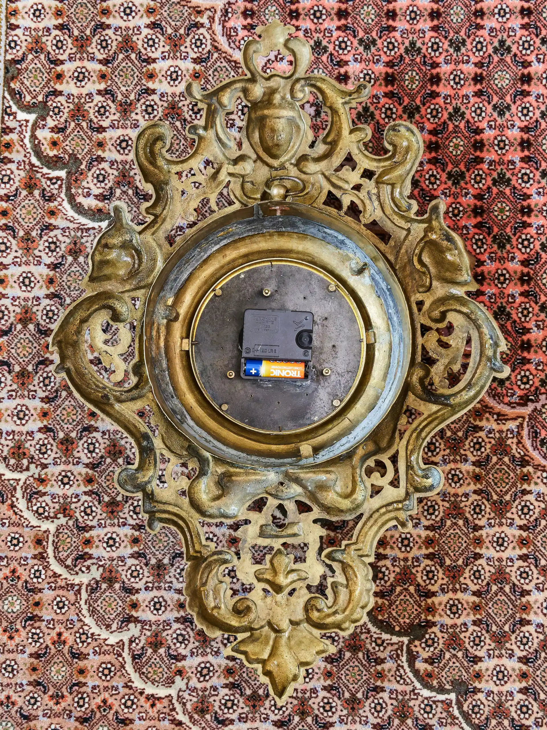 Luxusní nástěnné hodiny ve stylu baroka