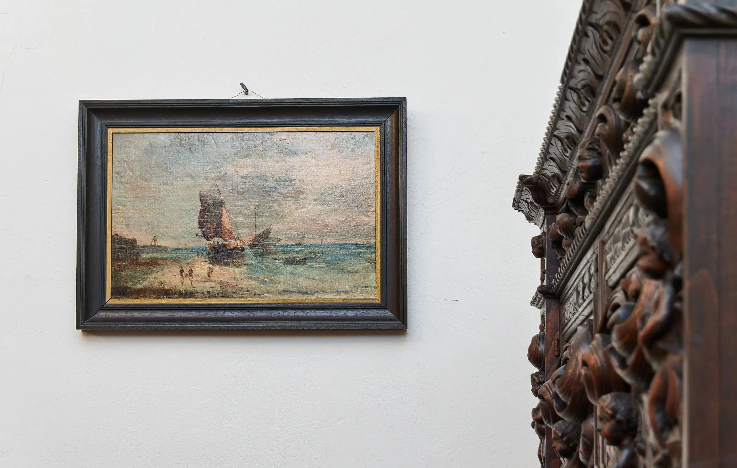 Rybářské lodě na pláži. Anonym