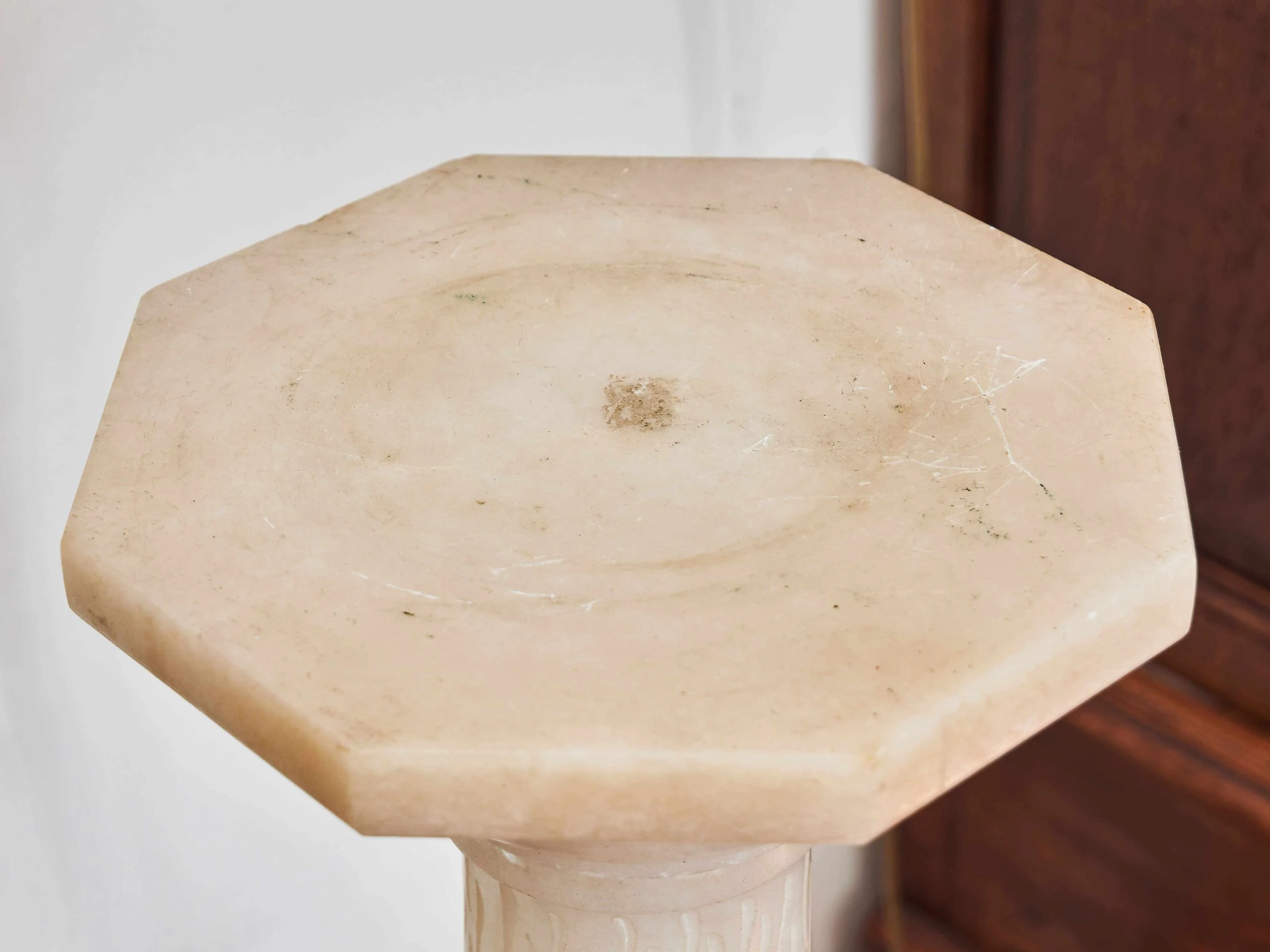 Alabastrový podstavec / sloup, Itálie, kolem roku 1950