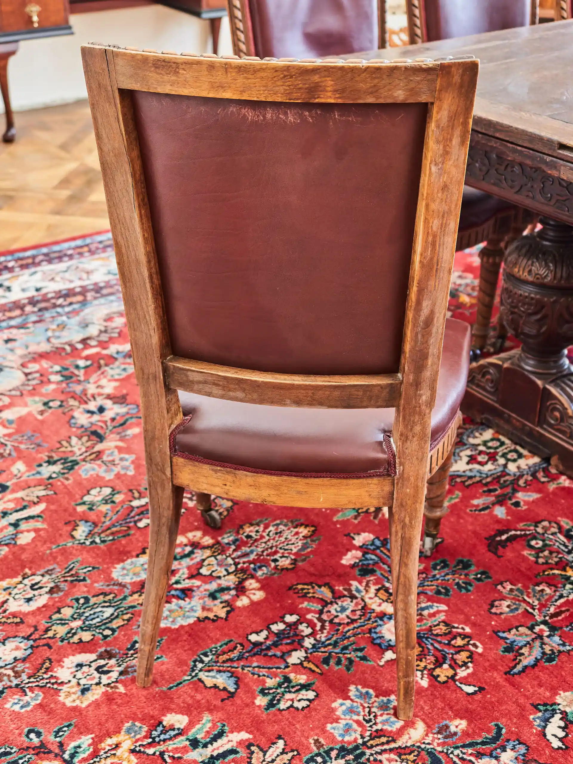 Soubor 10 starožitných židlí Ludvík XVI. Vyřezávané. Kůže