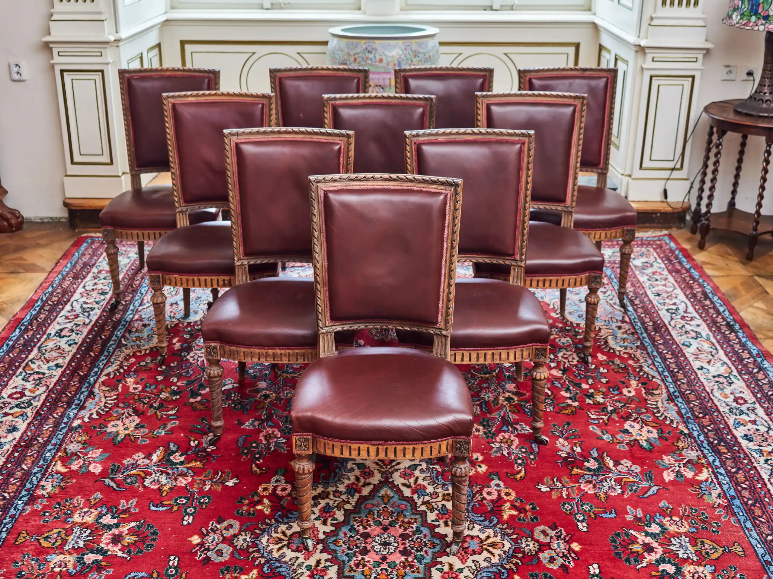 Soubor 10 starožitných židlí Ludvík XVI. Vyřezávané. Kůže