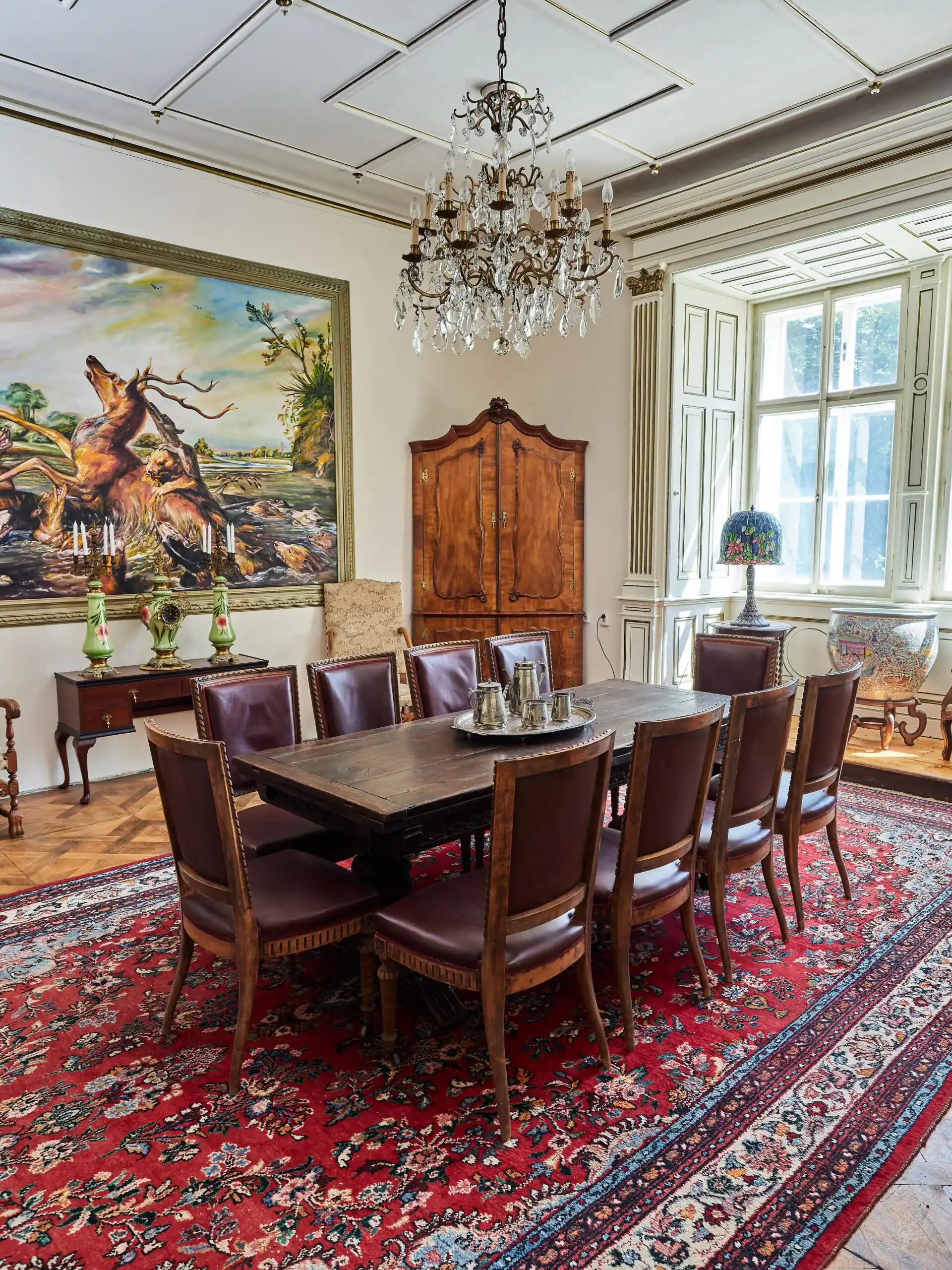 Soubor 10 starožitných židlí Ludvík XVI. Vyřezávané. Kůže