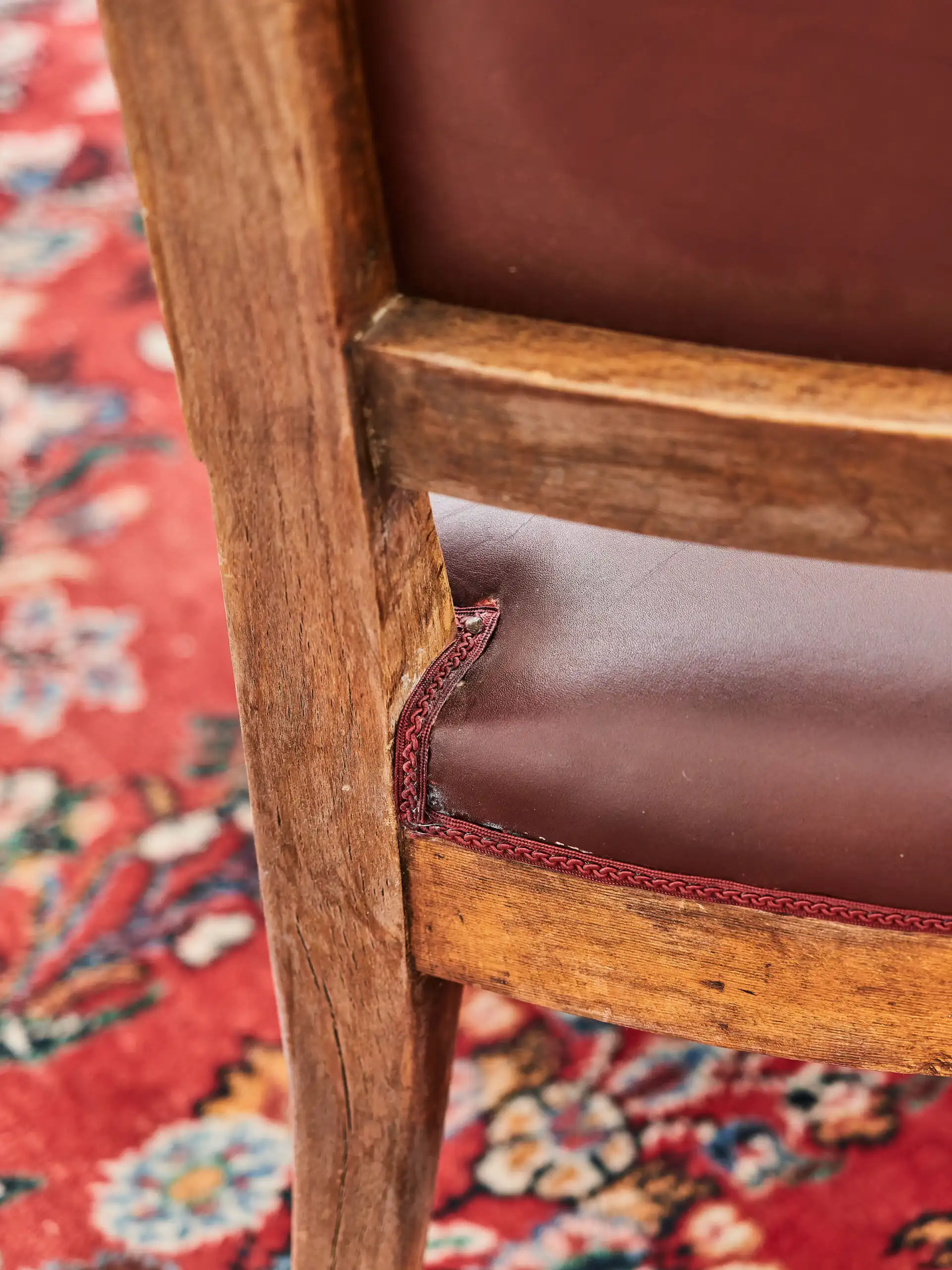 Soubor 10 starožitných židlí Ludvík XVI. Vyřezávané. Kůže