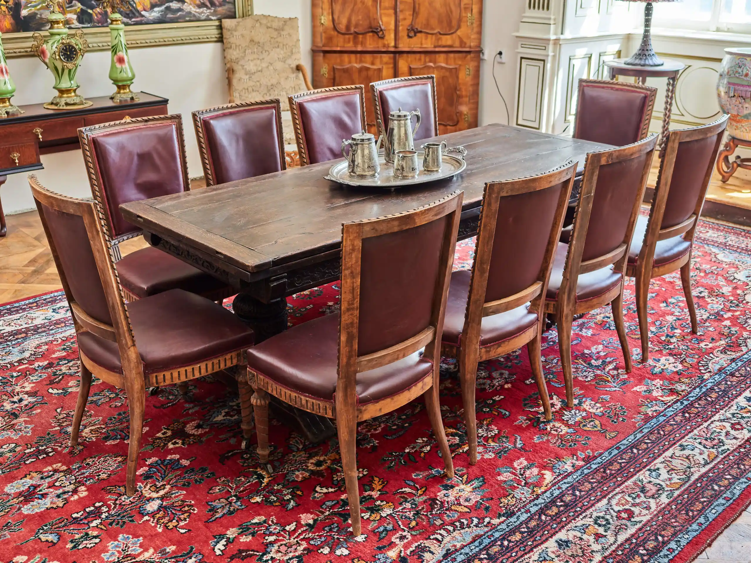 Soubor 10 starožitných židlí Ludvík XVI. Vyřezávané. Kůže