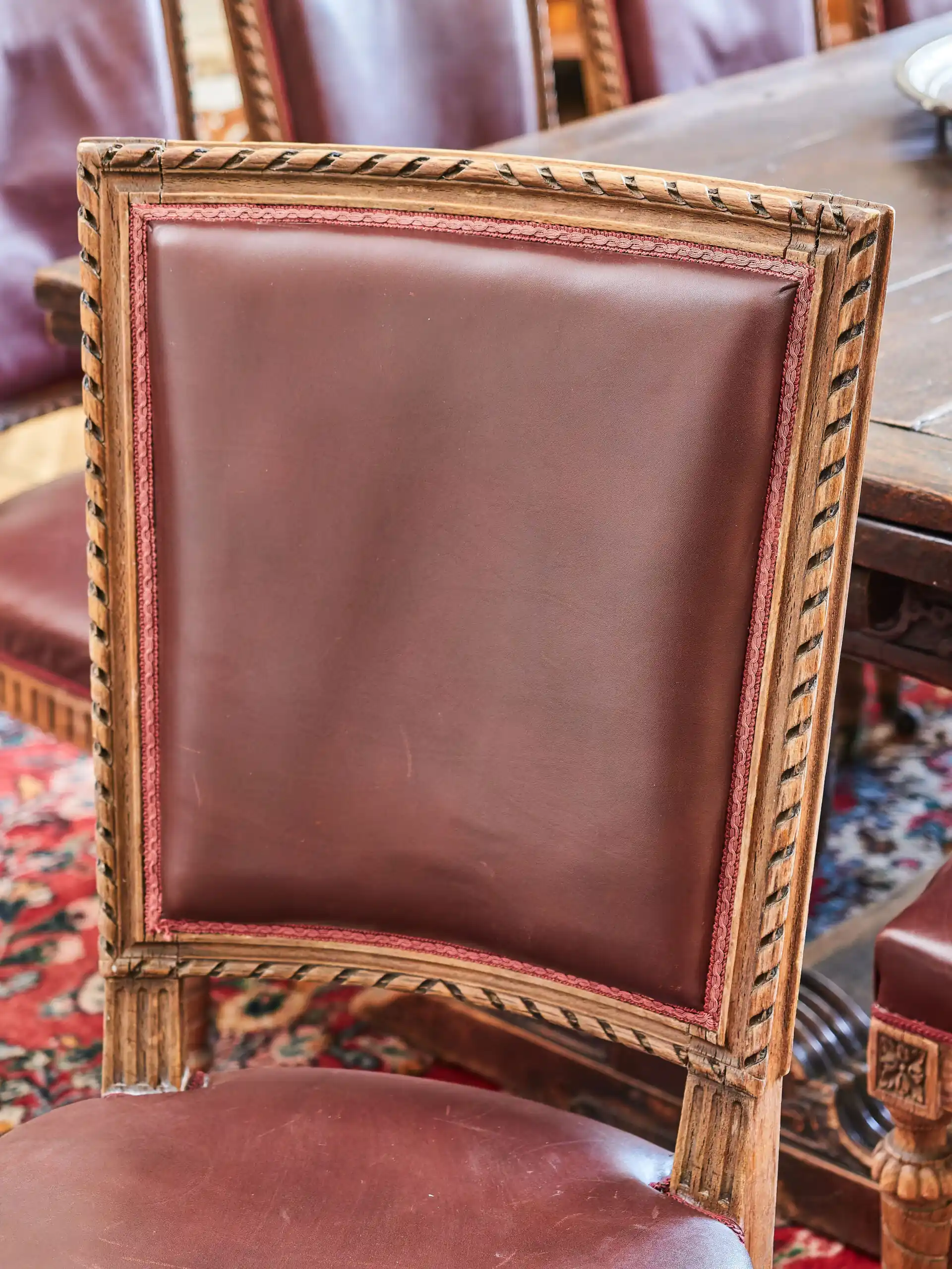 Soubor 10 starožitných židlí Ludvík XVI. Vyřezávané. Kůže