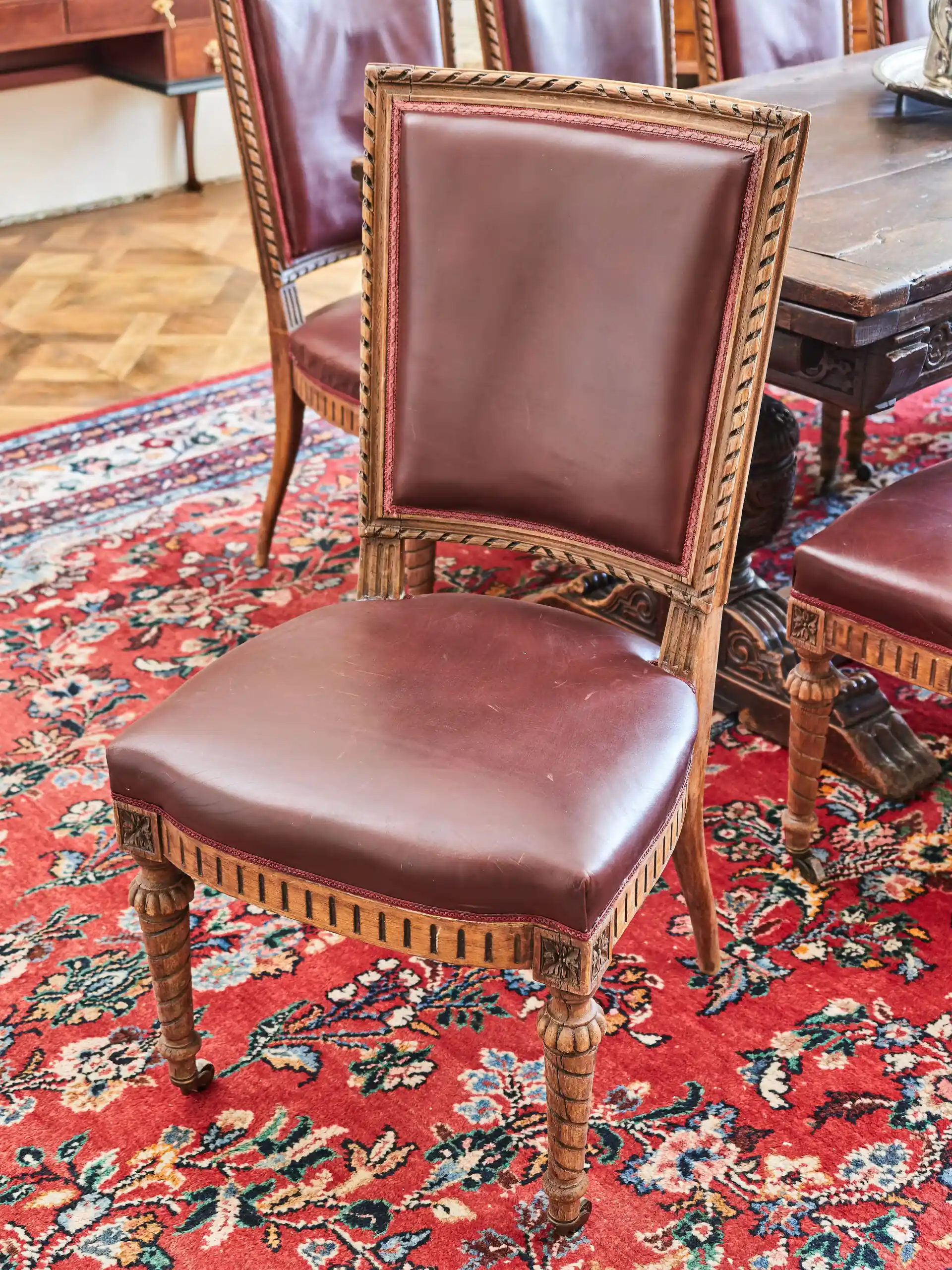 Soubor 10 starožitných židlí Ludvík XVI. Vyřezávané. Kůže