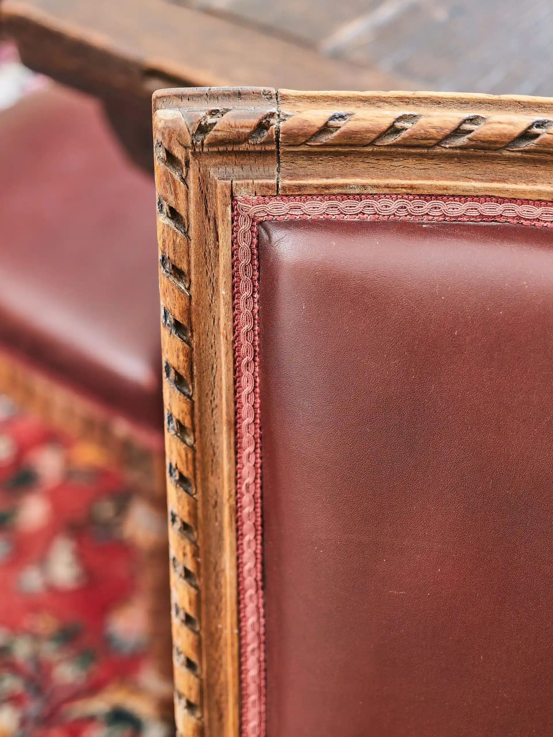 Soubor 10 starožitných židlí Ludvík XVI. Vyřezávané. Kůže