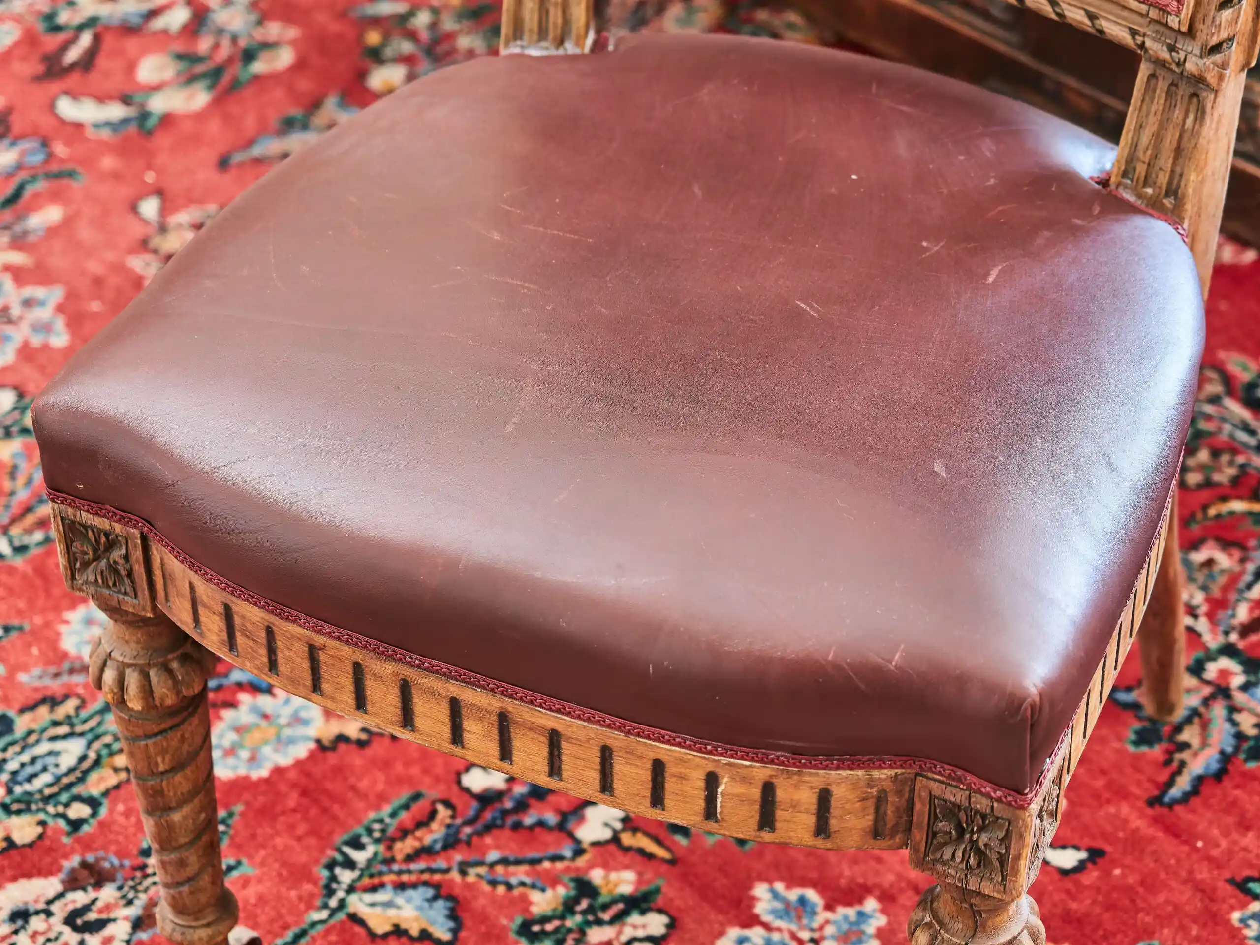 Soubor 10 starožitných židlí Ludvík XVI. Vyřezávané. Kůže