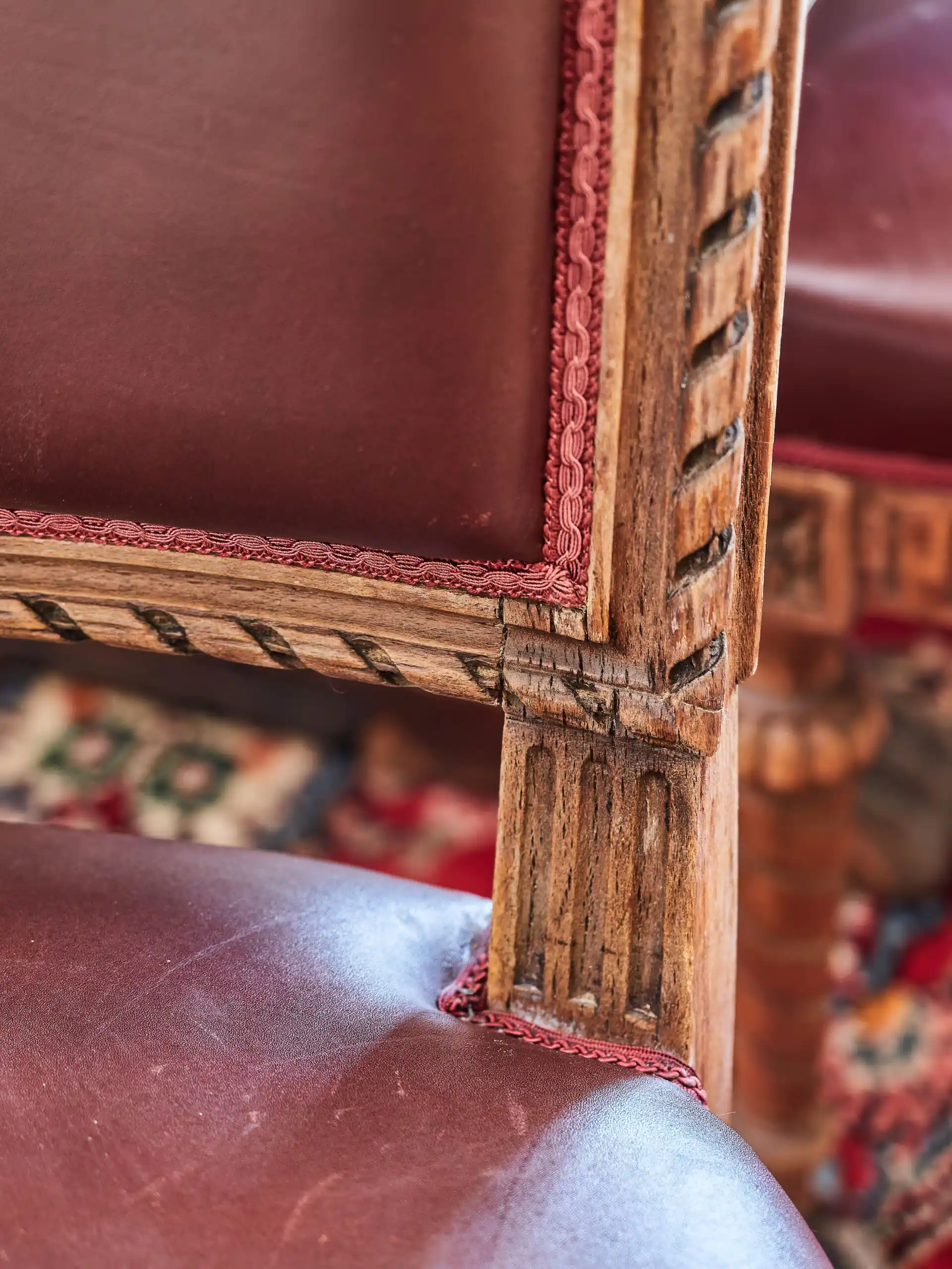 Soubor 10 starožitných židlí Ludvík XVI. Vyřezávané. Kůže