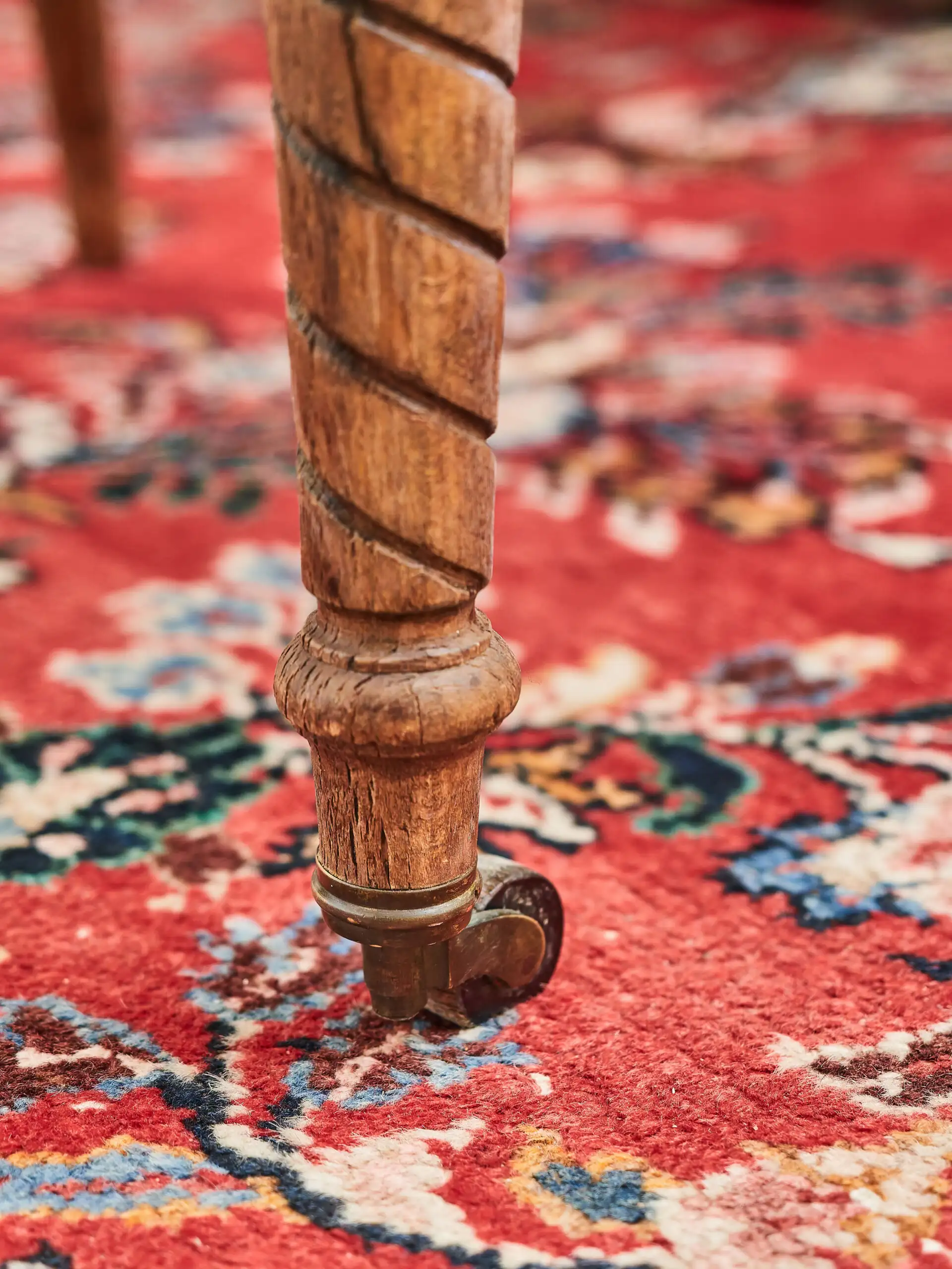 Soubor 10 starožitných židlí Ludvík XVI. Vyřezávané. Kůže