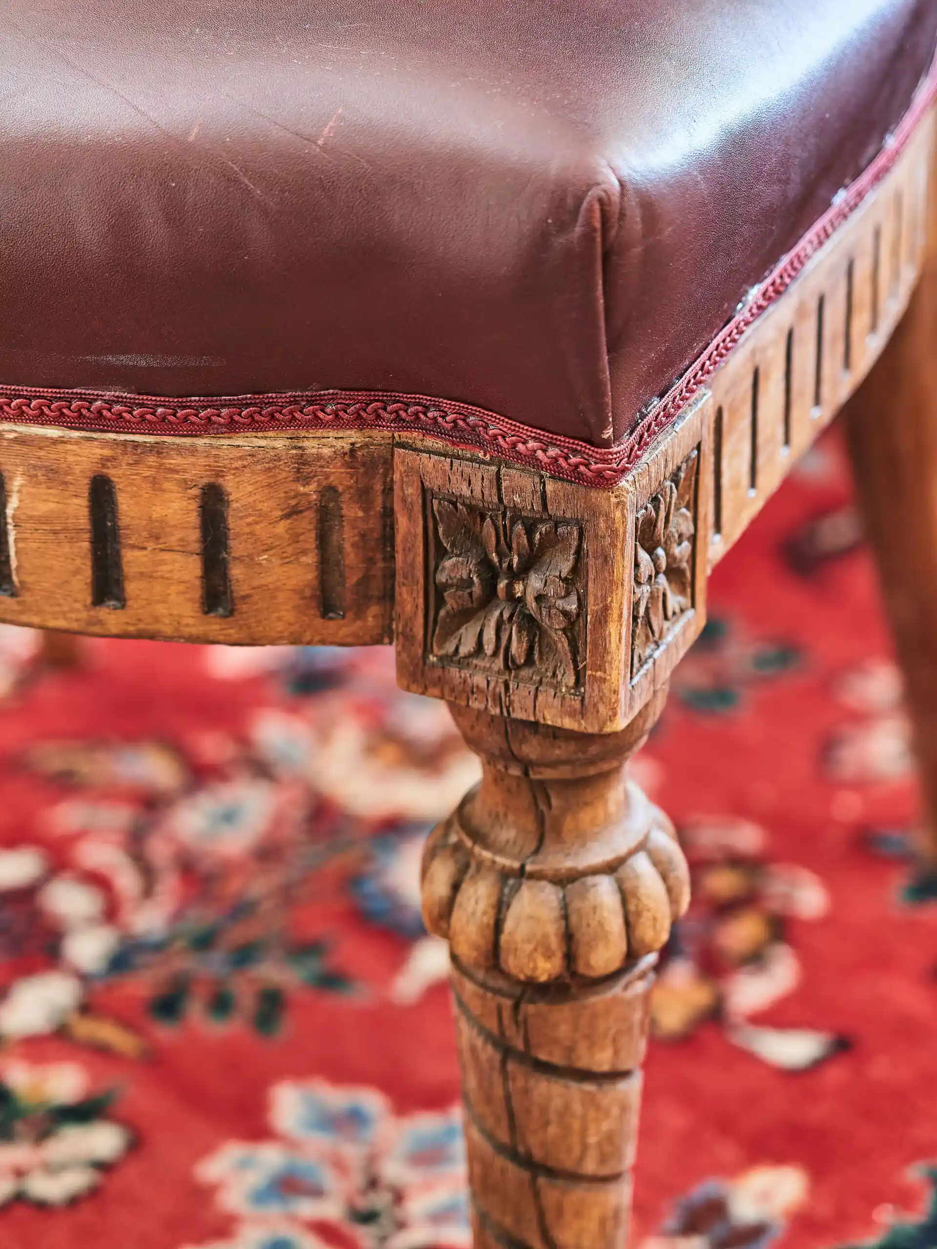 Soubor 10 starožitných židlí Ludvík XVI. Vyřezávané. Kůže