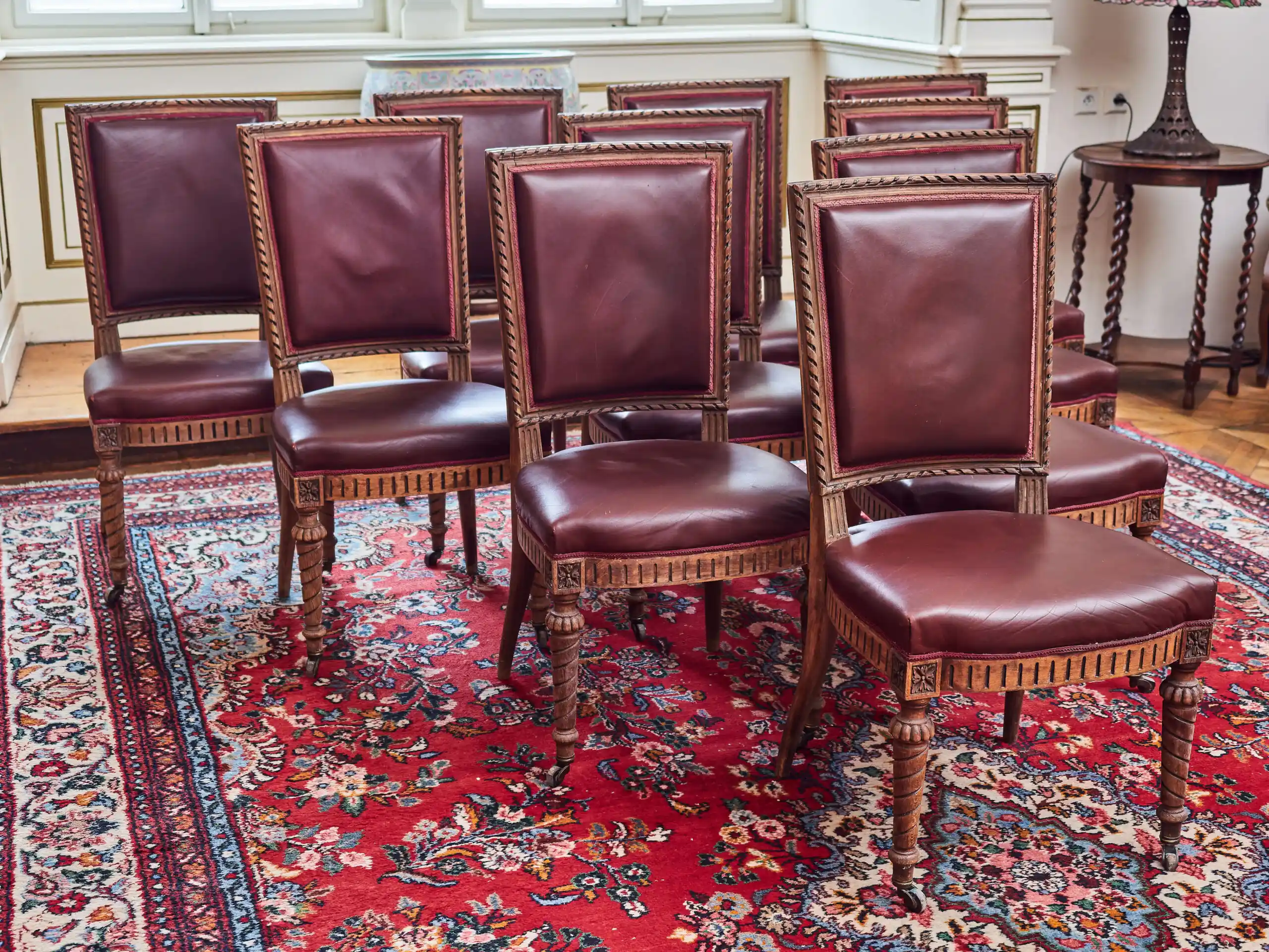 Soubor 10 starožitných židlí Ludvík XVI. Vyřezávané. Kůže